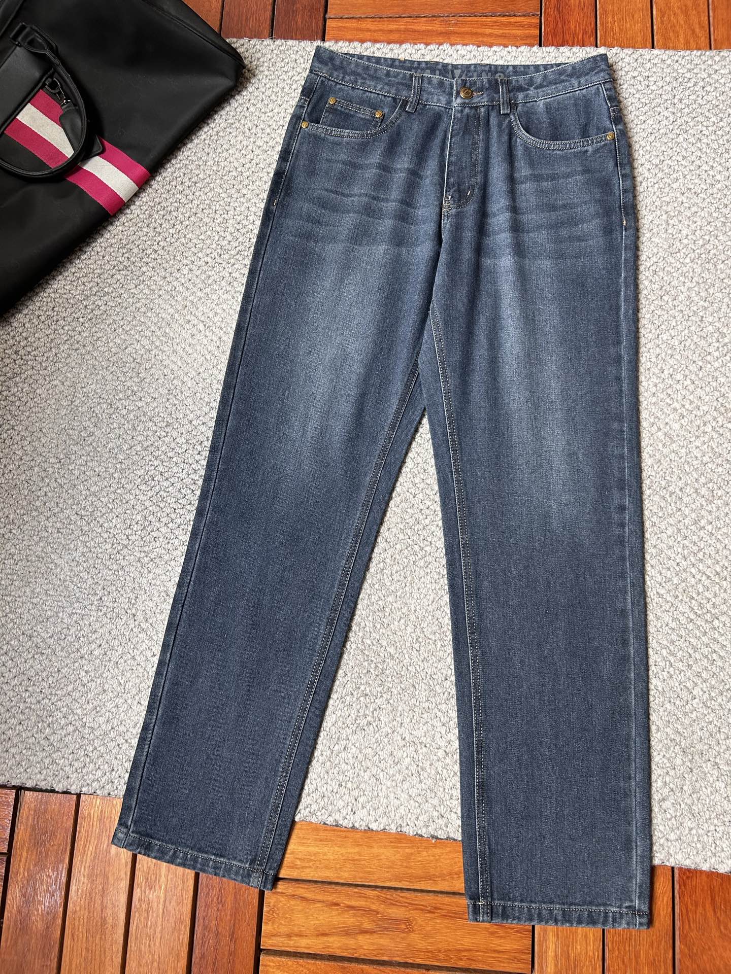 华伦天*秋冬🔥🔥ss秋冬新品，官网同步有售，男士高端休闲牛仔裤，高端进口面料，带弹力，，五搭配，即经典又