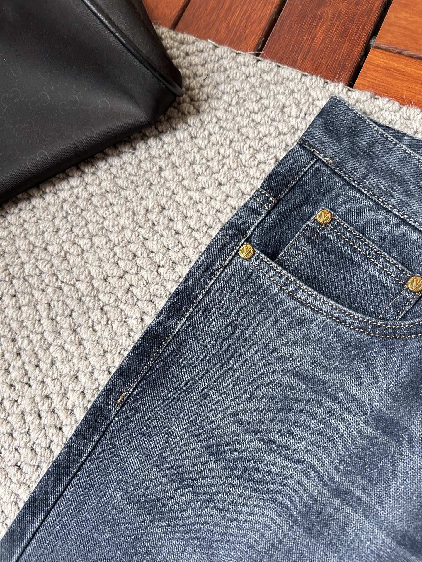 华伦天*秋冬🔥🔥ss秋冬新品，官网同步有售，男士高端休闲牛仔裤，高端进口面料，带弹力，，五搭配，即经典又