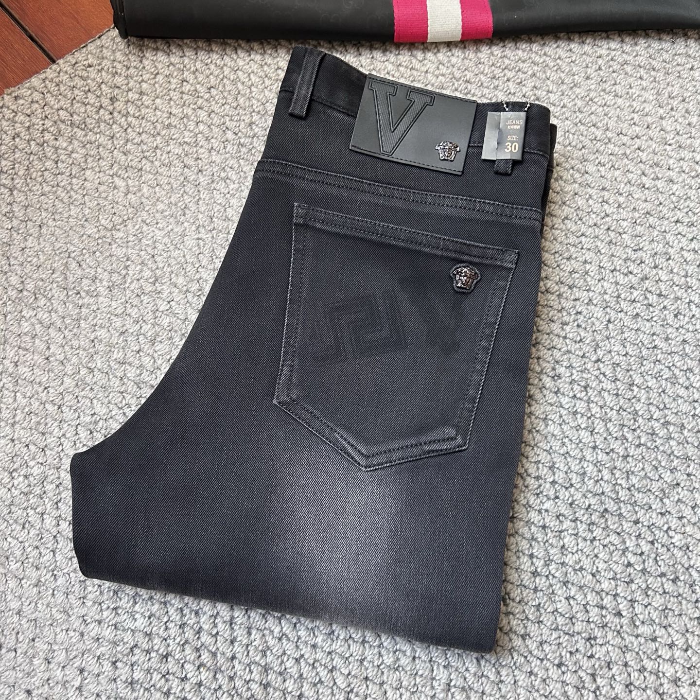 范思*秋冬🔥🔥ss秋冬新品，官网同步有售，男士高端休闲牛仔裤，高端进口面料，带弹力，，五搭配，即经典又时