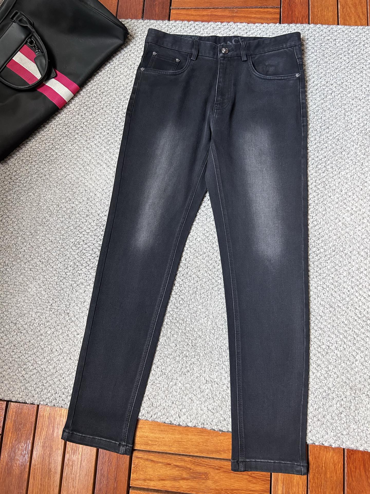 范思*秋冬🔥🔥ss秋冬新品，官网同步有售，男士高端休闲牛仔裤，高端进口面料，带弹力，，五搭配，即经典又时