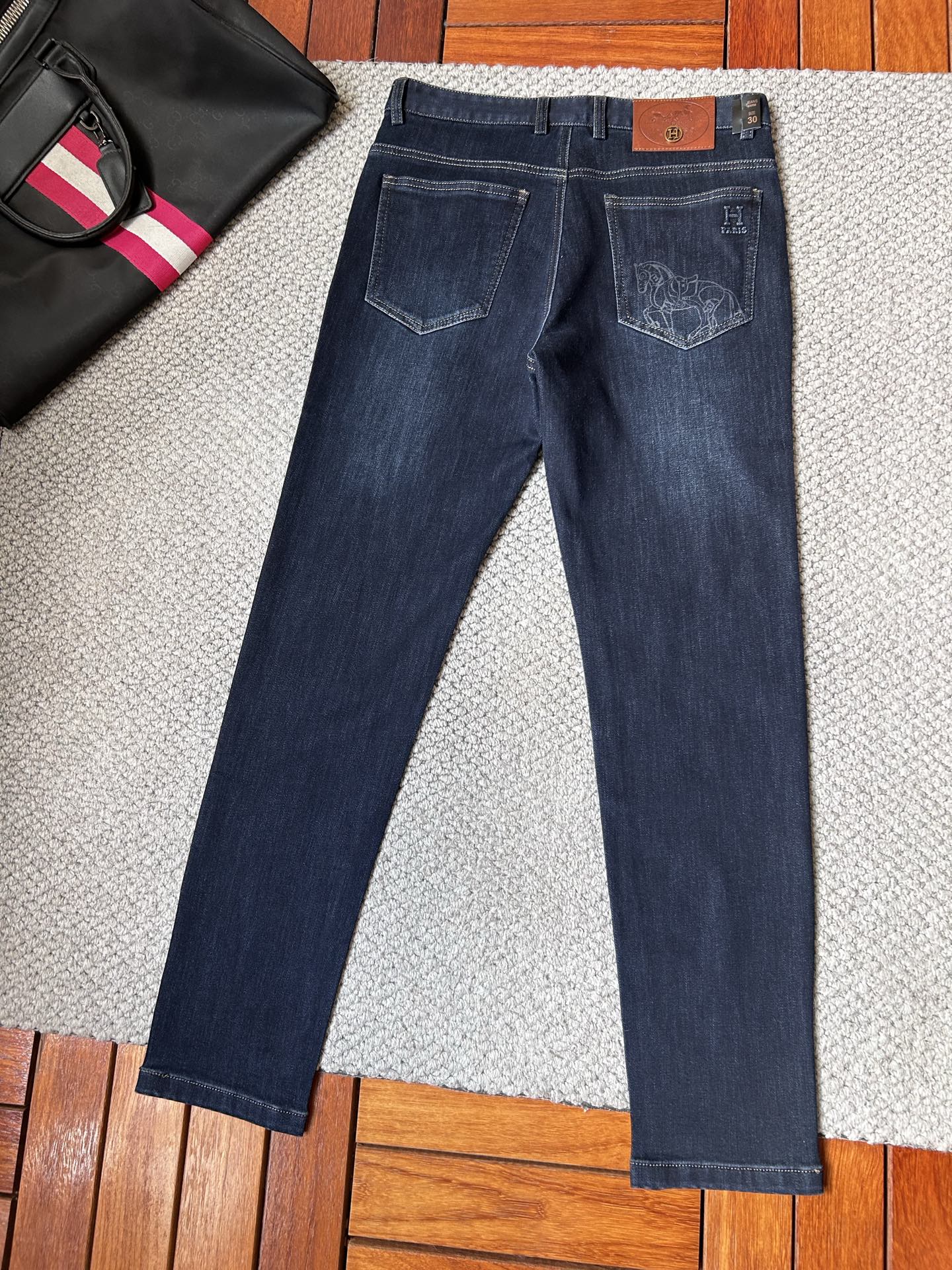 爱马*秋冬🔥🔥ss秋冬新品，官网同步有售，男士高端休闲牛仔裤，高端进口面料，带弹力，，五搭配，即经典又时