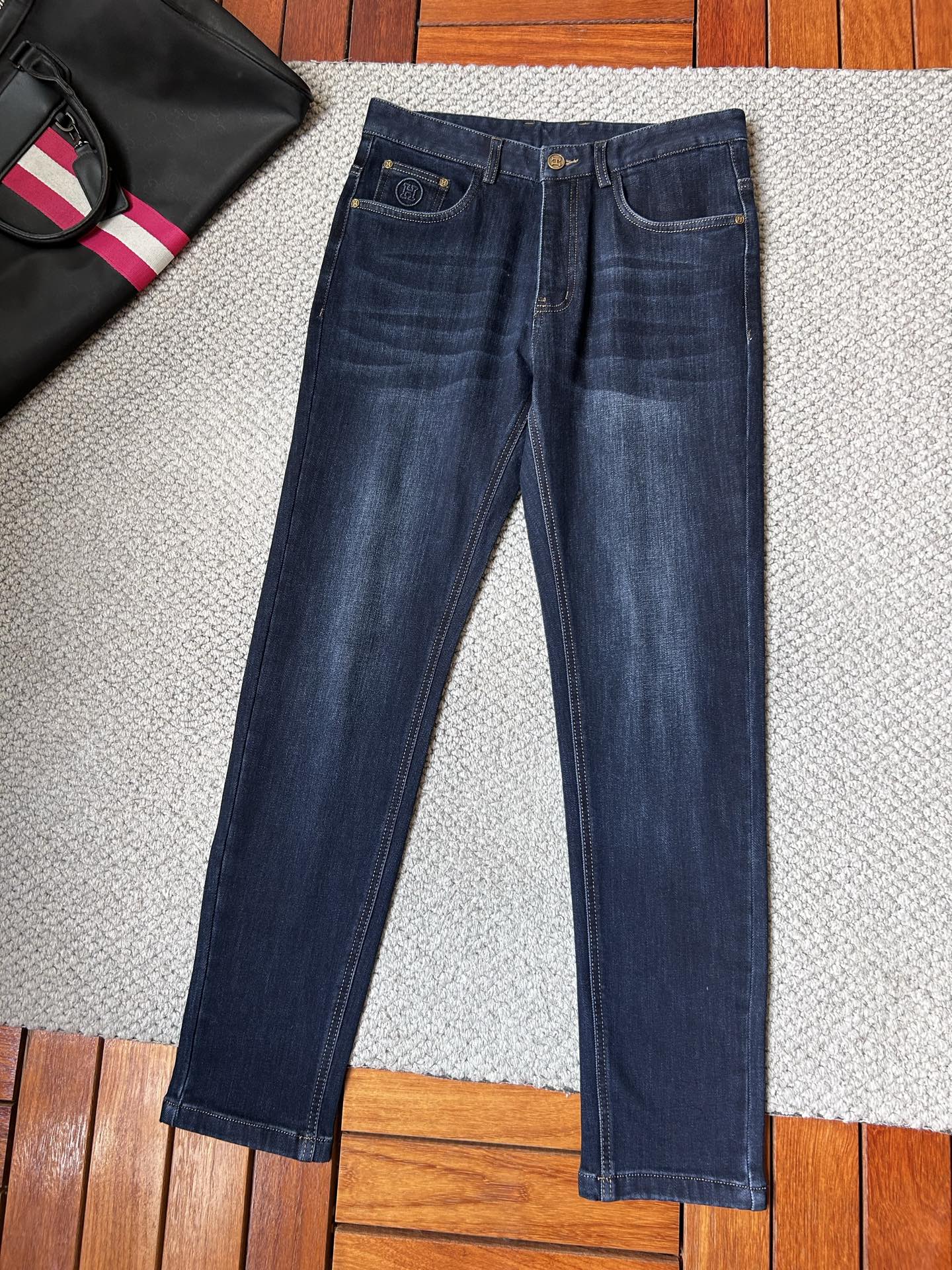 爱马*秋冬🔥🔥ss秋冬新品，官网同步有售，男士高端休闲牛仔裤，高端进口面料，带弹力，，五搭配，即经典又时