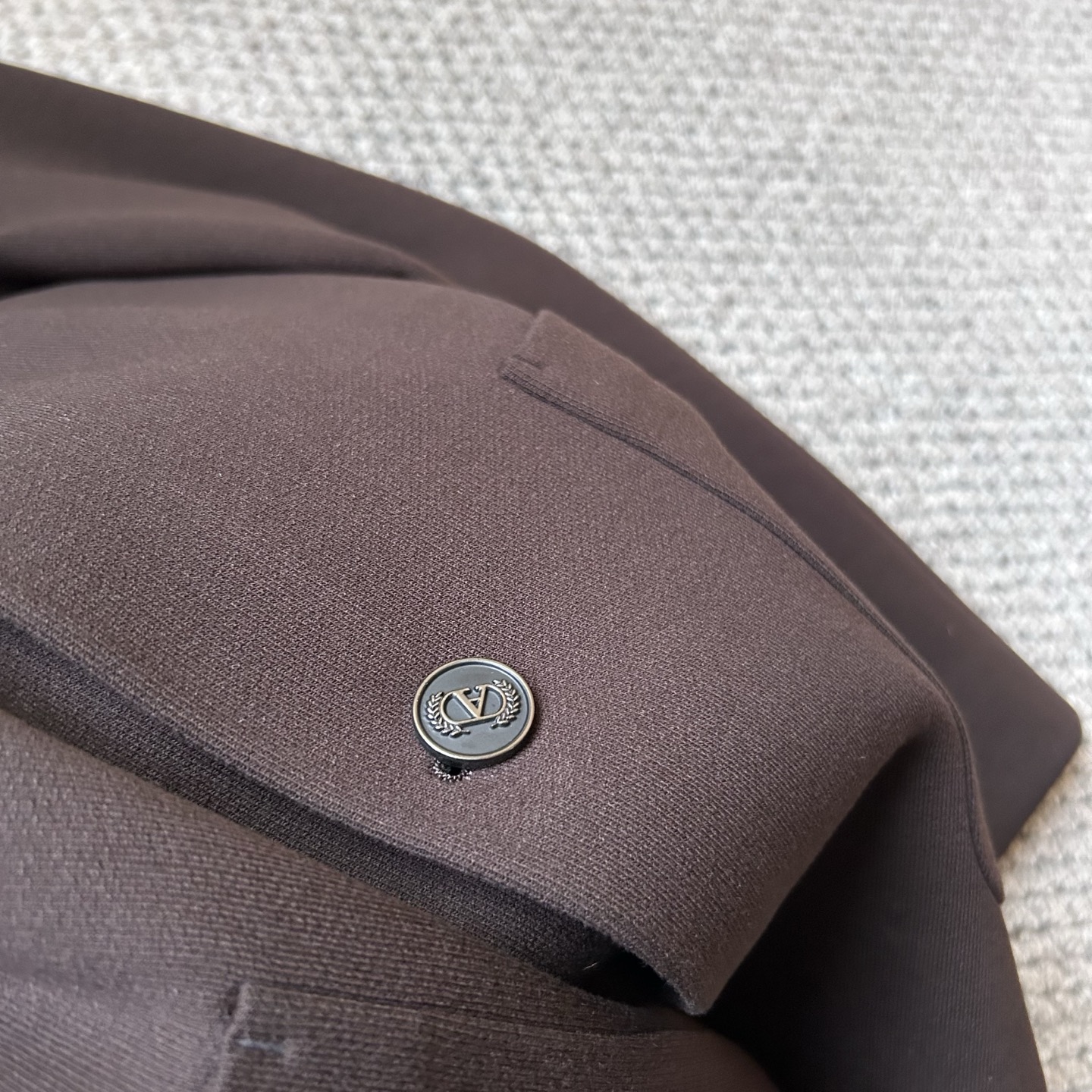 华伦天奴✨、2025新品西装外套，🚀时尚帅气，简约百搭款，定制原版面料，不仅挺括，保持潮流的廓形，又穿着