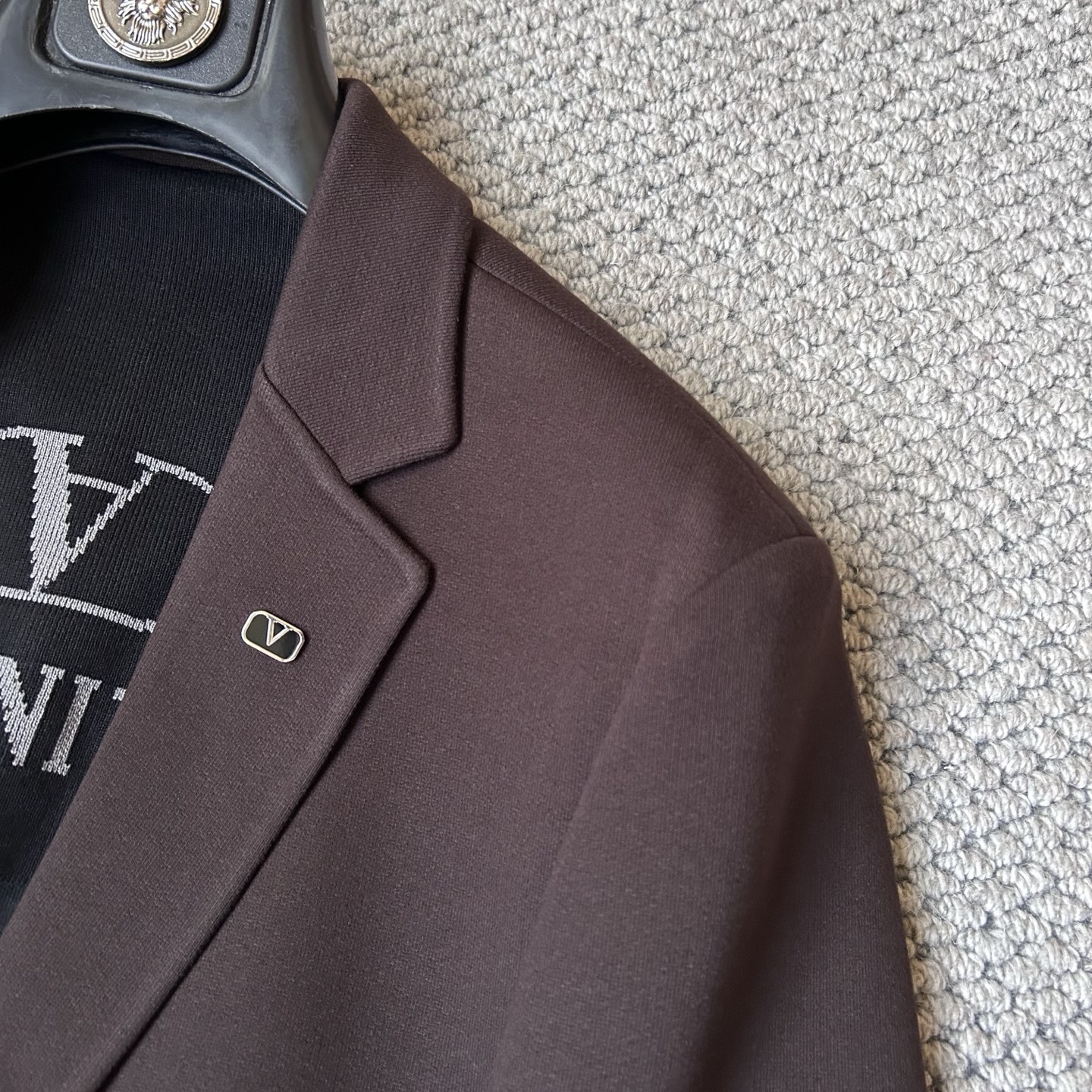 华伦天奴✨、2025新品西装外套，🚀时尚帅气，简约百搭款，定制原版面料，不仅挺括，保持潮流的廓形，又穿着