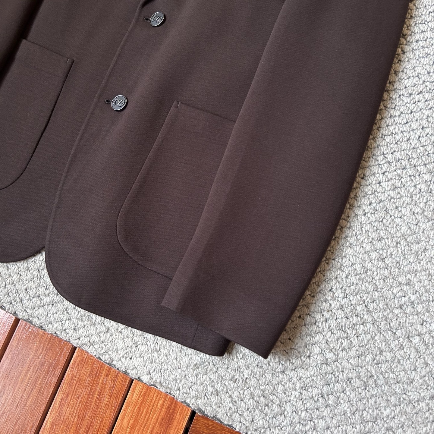 华伦天奴✨、2025新品西装外套，🚀时尚帅气，简约百搭款，定制原版面料，不仅挺括，保持潮流的廓形，又穿着