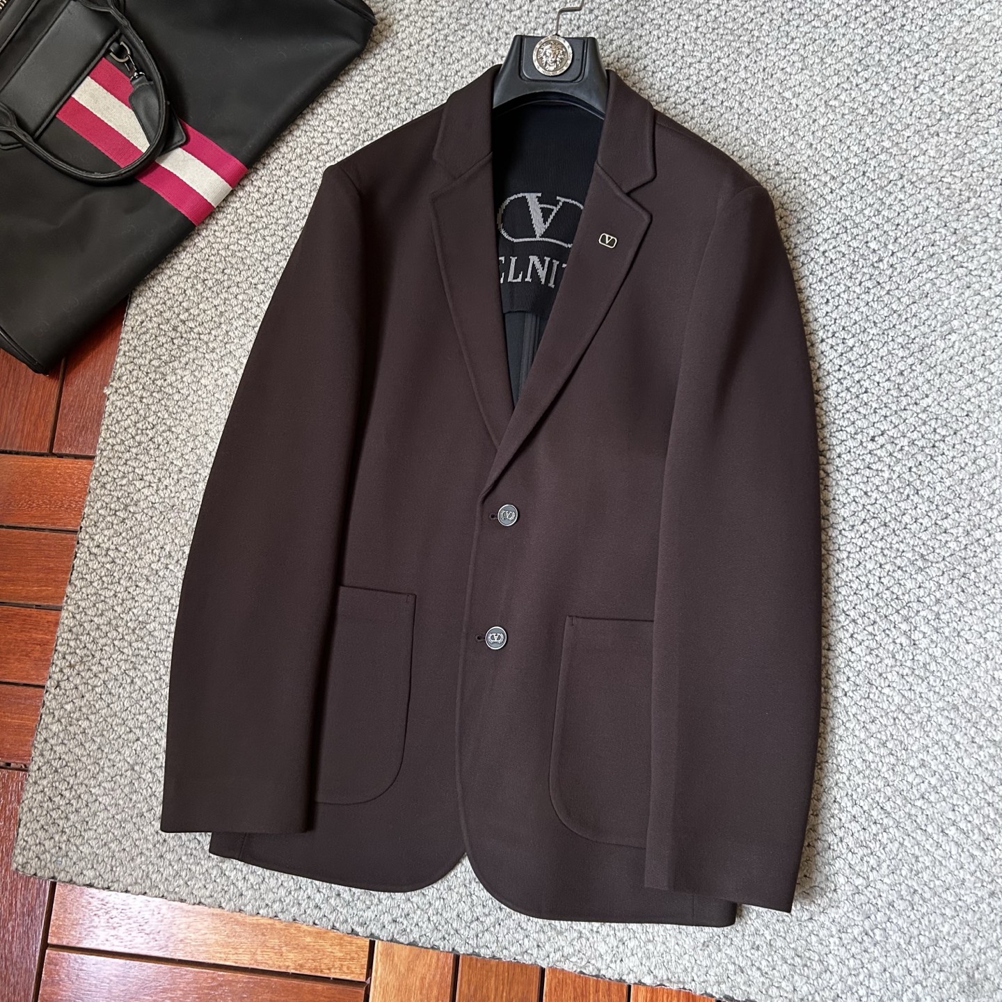 华伦天奴✨、2025新品西装外套，🚀时尚帅气，简约百搭款，定制原版面料，不仅挺括，保持潮流的廓形，又穿着