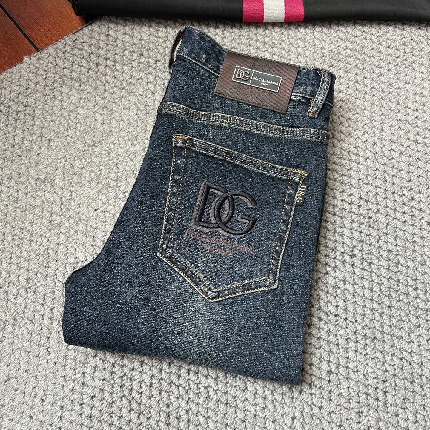 NO:567464,DG's new jeans counter's best-selling model shares taste and value. It is very comfortable to wear. It is low-key yet luxurious. It is very classy when worn. Needless to say the style and cut of the pants. The upper body is exquisite and vivid. Really first-class and top-quality materials. Really top-level casual pants, using Turkish cotton A33 to produce the most famous denim fabric. The quality is outstanding. After heavy washing, the pants are very soft. The straight-leg version is not picky. The upper body is absolutely stylish and extremely luxurious!  Code number 29-38.No 37,,jeans,alexander wang19860909DG 新款牛仔裤专柜热销款 品味与价值共享 身穿着非常舒适 低调不失奢华 穿出去非常有档次,裤型款式和裁剪亦无需多言 上身精致跃然.真正一等一顶级质料 真正殿堂级的休闲裤,选用土耳其的棉花 A33生产出最有名的单宁布 品质卓然 经过重水洗使得裤子很柔软 直脚的版型 不挑人 上身绝对的有型 极度奢华！码数29-38.无37,,jeans,alexander wang,Men's clothing