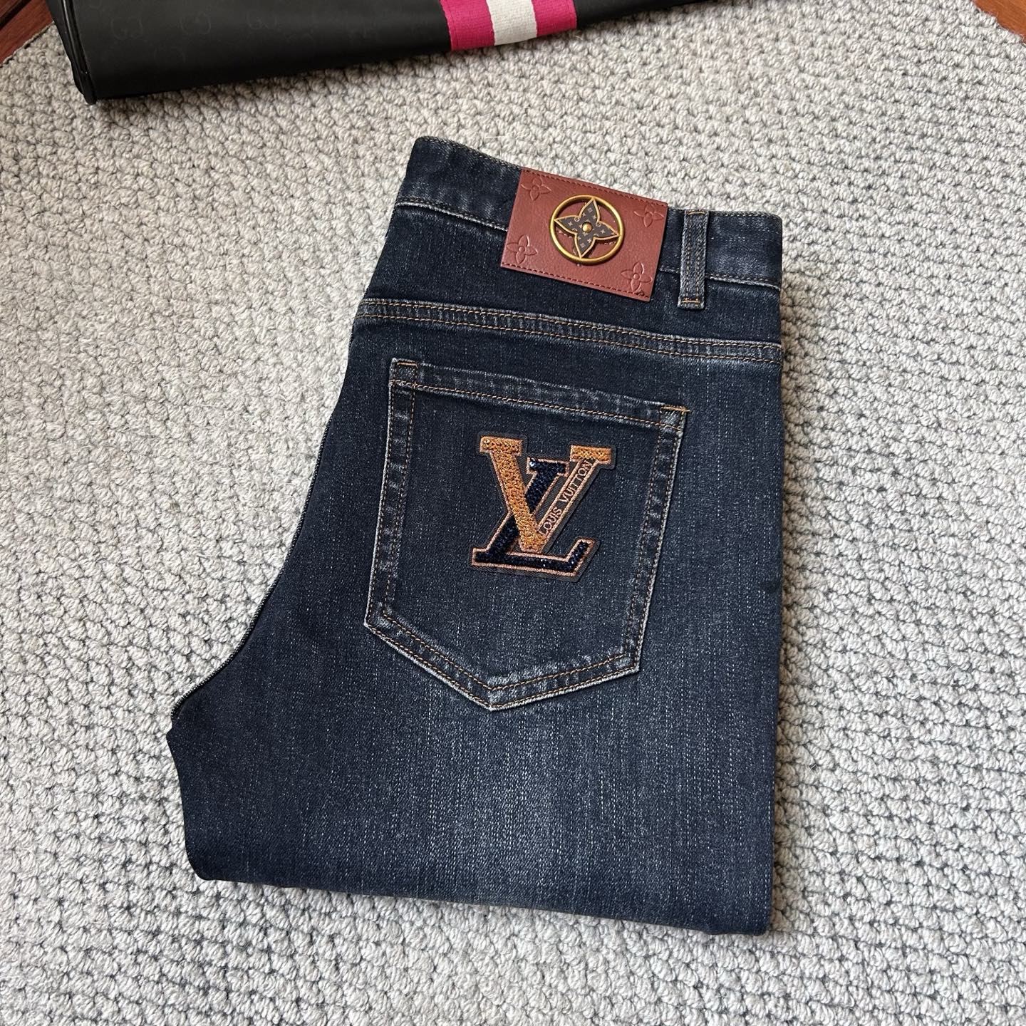 p215
LV 2025SS秋冬新品重工休闲牛仔裤👖,进口优质水洗弹力面料,上身舒适透气有弹力,客供五金辅料装饰,版型超正,全品相订单款,上身帅气十足
……………………………………………………
❥∙Size:29-38