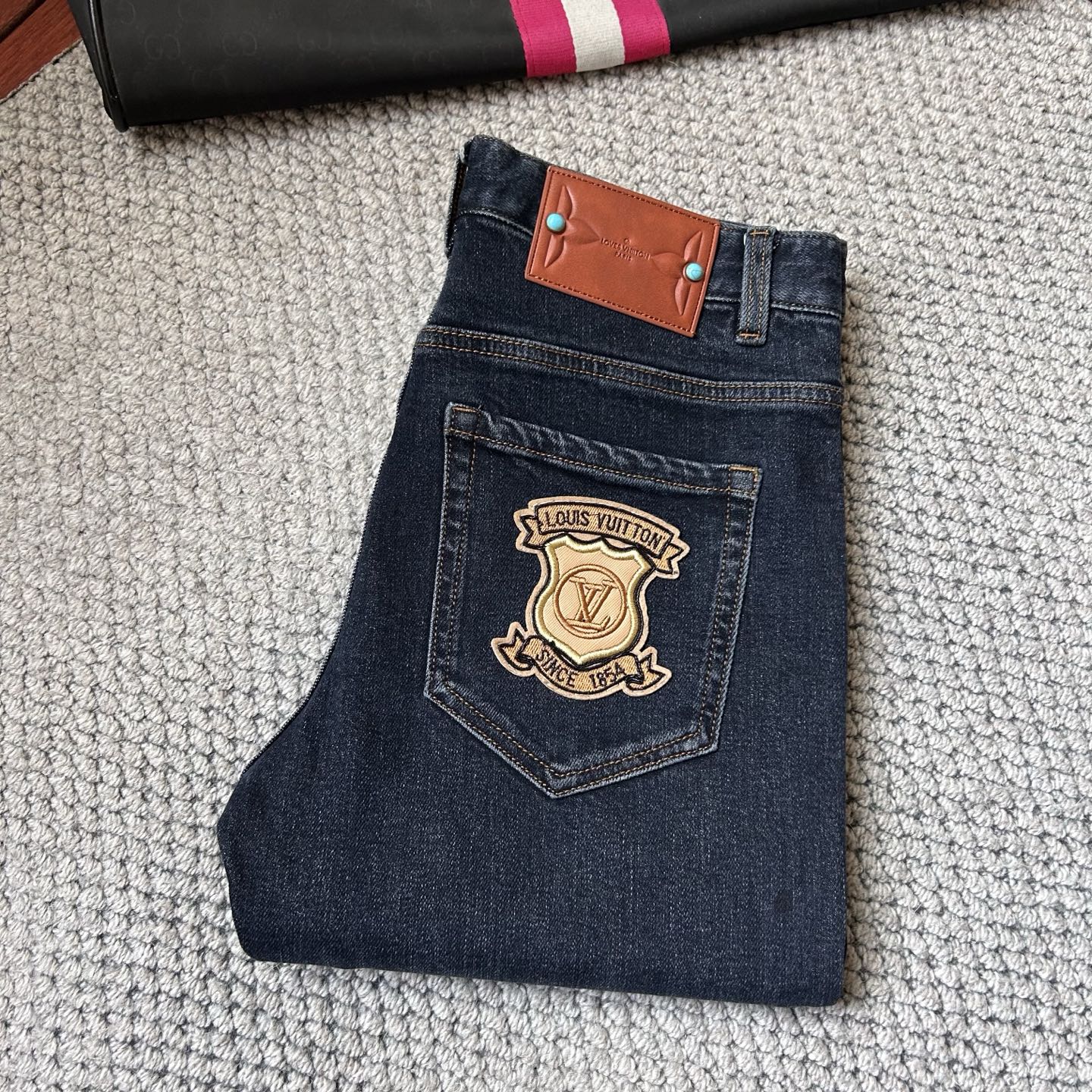 p215
LV 2025SS秋冬新品重工休闲牛仔裤👖,进口优质水洗弹力面料,上身舒适透气有弹力,客供五金辅料装饰,版型超正,全品相订单款,上身帅气十足
……………………………………………………
❥∙Size:29-38