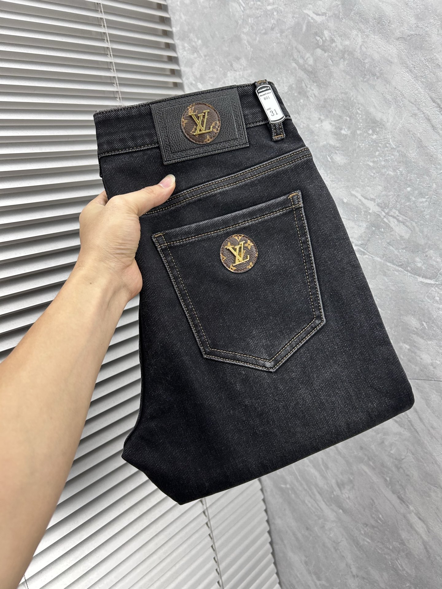 P215 LV‘’2025秋冬最新推出男士牛仔裤新品!重工水洗牛仔面料,定制面料和一般牛仔布料比起来,更加柔软舒适!超重工洗水工艺 双工艺洗水 整条裤子,手感舒适,细腻程度与透气效果堪称顶级,材质都是选最好的属性。面料的弹性很好,舒适性非常棒!低调设计风格简洁大方。码数:29-38