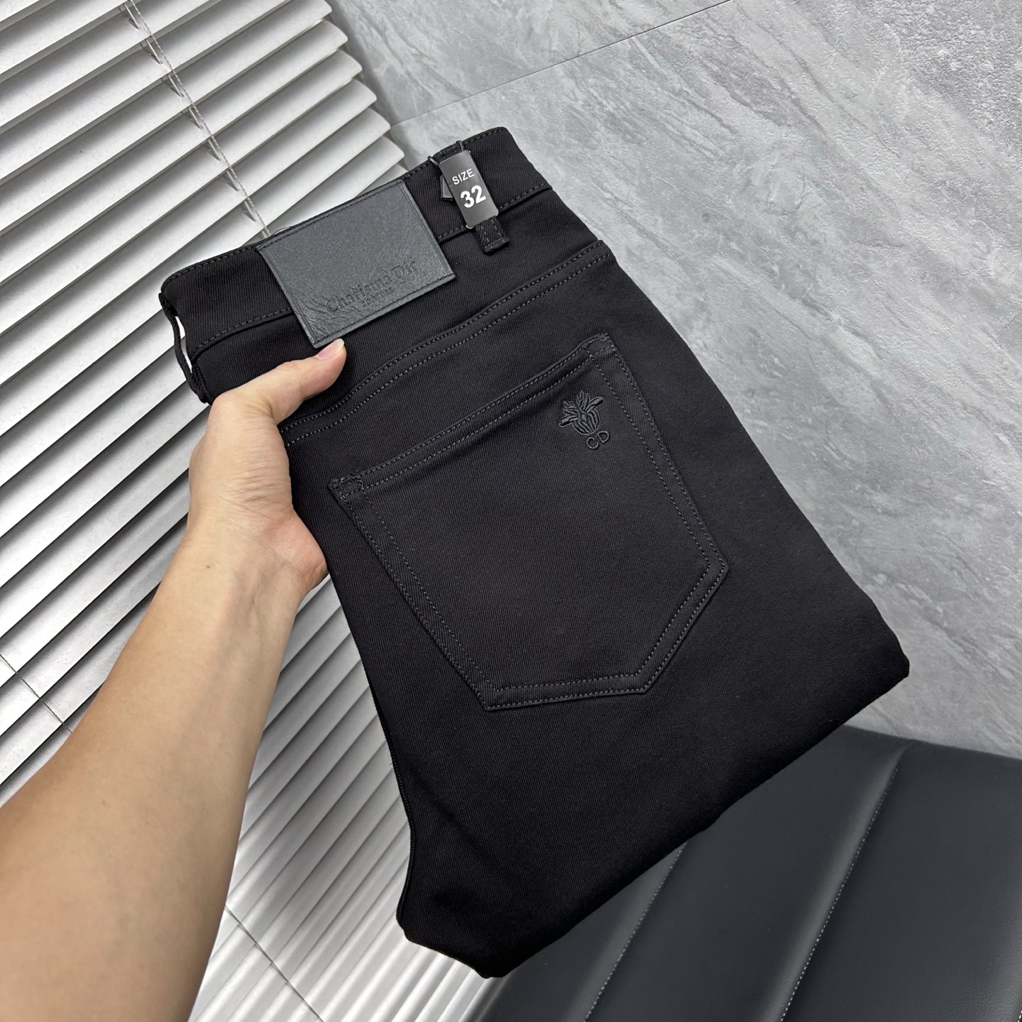 NO:595293,Dior high-end customization, 2025 early autumn latest jeans, simultaneous sale at the counter, original customization, customer-supplied hardware accessories, original order quality, imported solid-color denim elastic fabric, heavy washing, fine workmanship, excellent upper body!  The preferred items are complete in three sizes.……………………………………………………………… Size29-38, dior, jeans, alexander wang19860909迪奥高端定制、2025早秋最新款牛仔裤 柜台同步发售 原版定制 客供五金辅料 原单品质 进口固色牛仔弹力面料 重工洗水 做工走线精细 上身绝佳！优选单品 三标齐全.…………………………………………………… Size29-38,,dior,jeans,alexander wang,Men's clothing