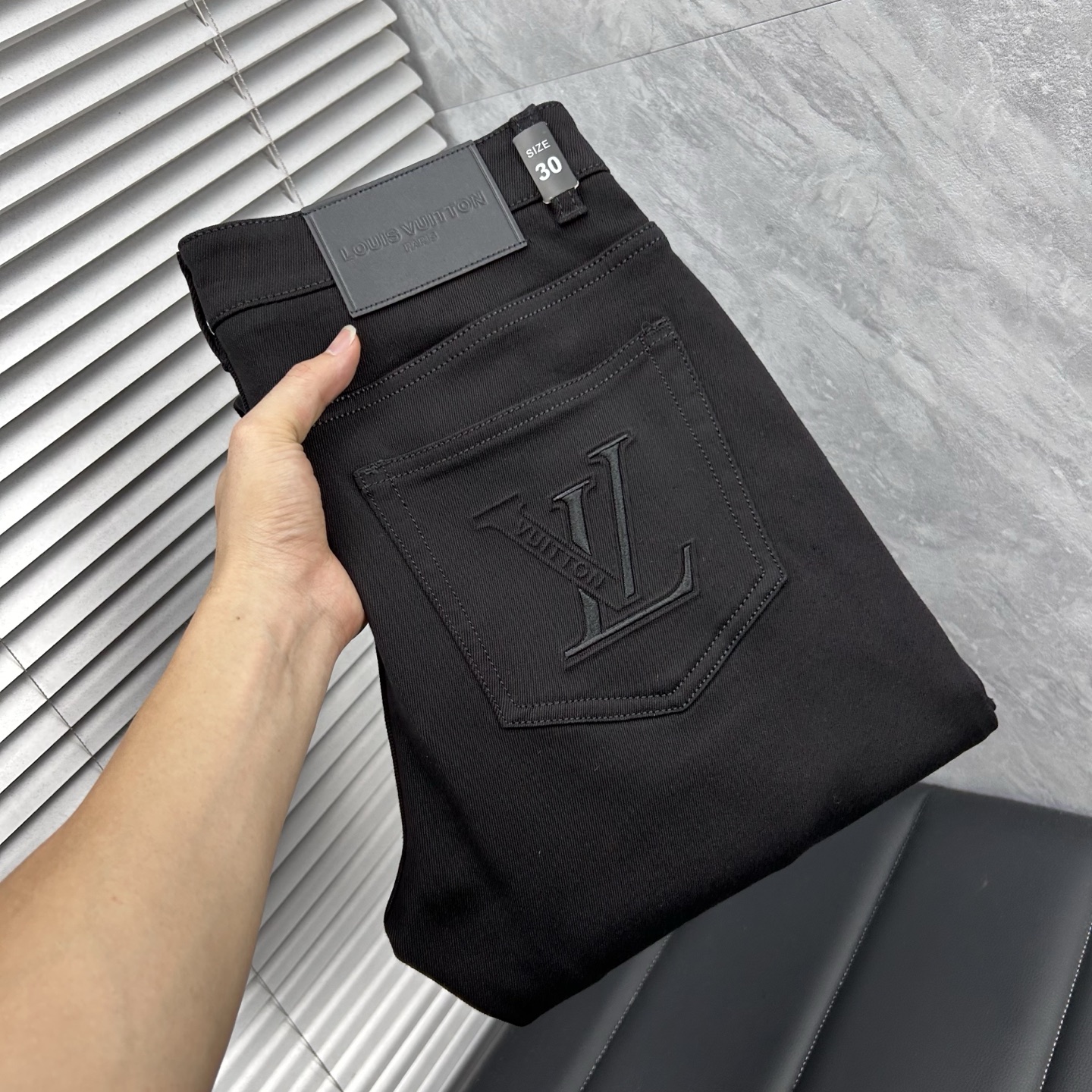 NO:595290,LV autumn and winter slim straight jeans!  Heavy-duty fermentation and washing process, the slim straight version with elastic upper body is very comfortable, and it is very classy to wear. Needless to say, the style and tailoring of the pants, the G mesh logo is highly recognizable!  Truly a first-class top trendy product!  Really top-notch jeans, using Turkish cotton to produce the most famous denim fabric. The quality is outstanding. After heavy-duty fermentation and washing, the pants are very soft!  The straight-leg version is not picky and the upper body is absolutely stylish!  !  !  Size 29——3837,,louis vuitton,jeans,alexander wang19860909LV秋冬修身版直筒牛仔裤！重工酵磨水洗工艺,修身直筒版型带弹力上身非常舒适,穿出去非常有档次,裤型款式和裁剪亦无需多言 ,G网Logo辨识度极高！真正一等一顶级潮品！真正殿堂级的牛仔裤,选用土耳其的棉花 生产出最有名的单宁布 品质卓然,经过重工酵磨水洗使得裤子很柔软！直脚的版型 不挑人 上身绝对的有型！！！尺码29——3837,,louis vuitton,jeans,alexander wang,Men's clothing