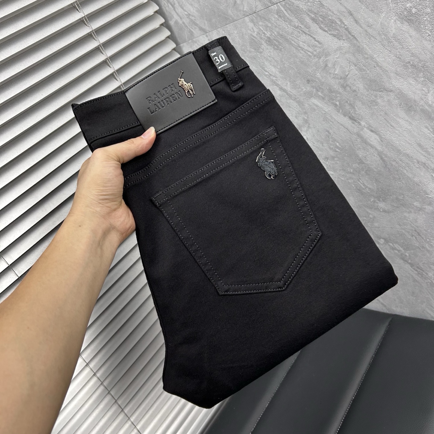 NO:595287,POLO autumn and winter slim fit straight jeans!  Heavy-duty fermentation and washing process, the slim straight version with elastic upper body is very comfortable, and it is very classy to wear. Needless to say, the style and tailoring of the pants, the G mesh logo is highly recognizable!  Truly a first-class top trendy product!  Really top-notch jeans, using Turkish cotton to produce the most famous denim fabric. The quality is outstanding. After heavy-duty fermentation and washing, the pants are very soft!  The straight-leg version is not picky and the upper body is absolutely stylish!  !  !  Size 29——3837,jeans,alexander wang19860909POLO秋冬修身版直筒牛仔裤！重工酵磨水洗工艺,修身直筒版型带弹力上身非常舒适,穿出去非常有档次,裤型款式和裁剪亦无需多言 ,G网Logo辨识度极高！真正一等一顶级潮品！真正殿堂级的牛仔裤,选用土耳其的棉花 生产出最有名的单宁布 品质卓然,经过重工酵磨水洗使得裤子很柔软！直脚的版型 不挑人 上身绝对的有型！！！尺码29——3837,,jeans,alexander wang,Men's clothing