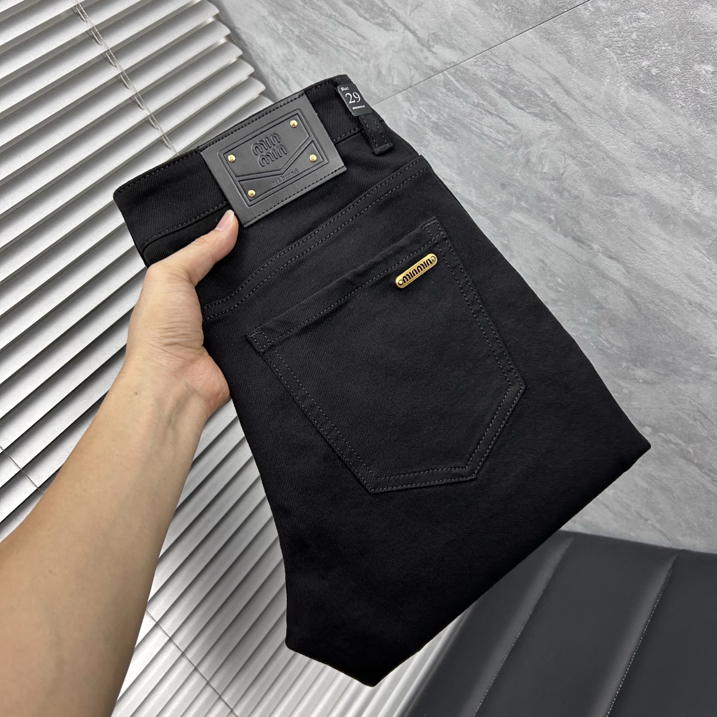 NO:595284,MIU MIU autumn and winter slim fit straight jeans!  Heavy-duty fermentation and washing process, the slim straight version with elastic upper body is very comfortable, and it is very classy to wear. Needless to say, the style and tailoring of the pants, the G mesh logo is highly recognizable!  Truly a first-class top trendy product!  Really top-notch jeans, using Turkish cotton to produce the most famous denim fabric. The quality is outstanding. After heavy-duty fermentation and washing, the pants are very soft!  The straight-leg version is not picky and the upper body is absolutely stylish!  !  !  Size 29——3837,,miumiu,jeans,alexander wang19860909MIU MIU秋冬修身版直筒牛仔裤！重工酵磨水洗工艺,修身直筒版型带弹力上身非常舒适,穿出去非常有档次,裤型款式和裁剪亦无需多言 ,G网Logo辨识度极高！真正一等一顶级潮品！真正殿堂级的牛仔裤,选用土耳其的棉花 生产出最有名的单宁布 品质卓然,经过重工酵磨水洗使得裤子很柔软！直脚的版型 不挑人 上身绝对的有型！！！尺码29——3837,,miumiu,jeans,alexander wang,Men's clothing