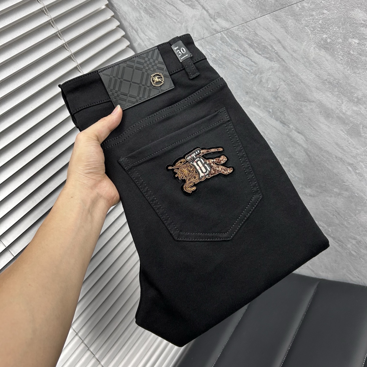 NO:595310,Burberry autumn and winter slim fit straight jeans!  Heavy-duty fermentation and washing process, the slim straight version with elastic upper body is very comfortable, and it is very classy to wear. Needless to say, the style and tailoring of the pants, the G mesh logo is highly recognizable!  Truly a first-class top trendy product!  Really top-notch jeans, using Turkish cotton to produce the most famous denim fabric. The quality is outstanding. After heavy-duty fermentation and washing, the pants are very soft!  The straight-leg version is not picky and the upper body is absolutely stylish!  !  !  Size 29——3837,,burberry,jeans,alexander wang19860909巴宝莉秋冬修身版直筒牛仔裤！重工酵磨水洗工艺,修身直筒版型带弹力上身非常舒适,穿出去非常有档次,裤型款式和裁剪亦无需多言 ,G网Logo辨识度极高！真正一等一顶级潮品！真正殿堂级的牛仔裤,选用土耳其的棉花 生产出最有名的单宁布 品质卓然,经过重工酵磨水洗使得裤子很柔软！直脚的版型 不挑人 上身绝对的有型！！！尺码29——3837,,burberry,jeans,alexander wang,Men's clothing