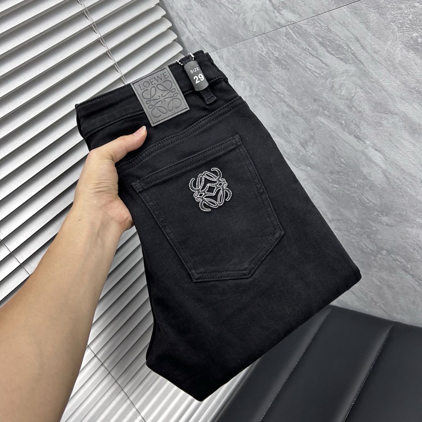 NO:595307,Luo Yiwei autumn and winter slim fit straight jeans!  Heavy-duty fermentation and washing process, the slim straight version with elastic upper body is very comfortable, and it is very classy to wear. Needless to say, the style and tailoring of the pants, the G mesh logo is highly recognizable!  Truly a first-class top trendy product!  Really top-notch jeans, using Turkish cotton to produce the most famous denim fabric. The quality is outstanding. After heavy-duty fermentation and washing, the pants are very soft!  The straight-leg version is not picky and the upper body is absolutely stylish!  !  !  Size 29——3837,,loewe,jeans,alexander wang19860909罗意威秋冬修身版直筒牛仔裤！重工酵磨水洗工艺,修身直筒版型带弹力上身非常舒适,穿出去非常有档次,裤型款式和裁剪亦无需多言 ,G网Logo辨识度极高！真正一等一顶级潮品！真正殿堂级的牛仔裤,选用土耳其的棉花 生产出最有名的单宁布 品质卓然,经过重工酵磨水洗使得裤子很柔软！直脚的版型 不挑人 上身绝对的有型！！！尺码29——3837,,loewe,jeans,alexander wang,Men's clothing