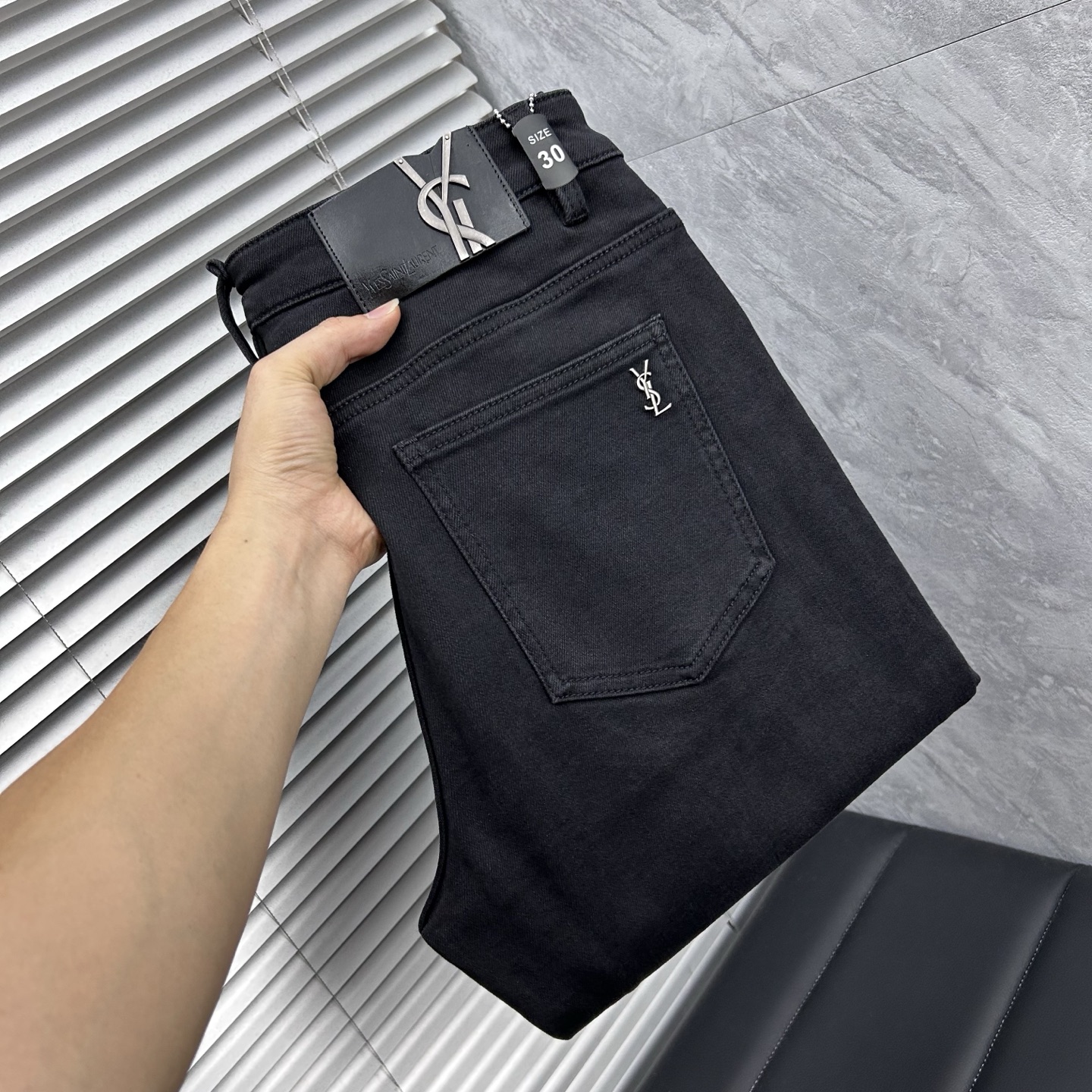 NO:595304,Yves Saint Laurent slim fit straight jeans for fall and winter!  Heavy-duty fermentation and washing process, the slim straight version with elastic upper body is very comfortable, and it is very classy to wear. Needless to say, the style and tailoring of the pants, the G mesh logo is highly recognizable!  Truly a first-class top trendy product!  Really top-notch jeans, using Turkish cotton to produce the most famous denim fabric. The quality is outstanding. After heavy-duty fermentation and washing, the pants are very soft!  The straight-leg version is not picky and the upper body is absolutely stylish!  !  !  Size 29——3837,,saint laurent,jeans,alexander wang19860909圣罗兰秋冬修身版直筒牛仔裤！重工酵磨水洗工艺,修身直筒版型带弹力上身非常舒适,穿出去非常有档次,裤型款式和裁剪亦无需多言 ,G网Logo辨识度极高！真正一等一顶级潮品！真正殿堂级的牛仔裤,选用土耳其的棉花 生产出最有名的单宁布 品质卓然,经过重工酵磨水洗使得裤子很柔软！直脚的版型 不挑人 上身绝对的有型！！！尺码29——3837,,saint laurent,jeans,alexander wang,Men's clothing