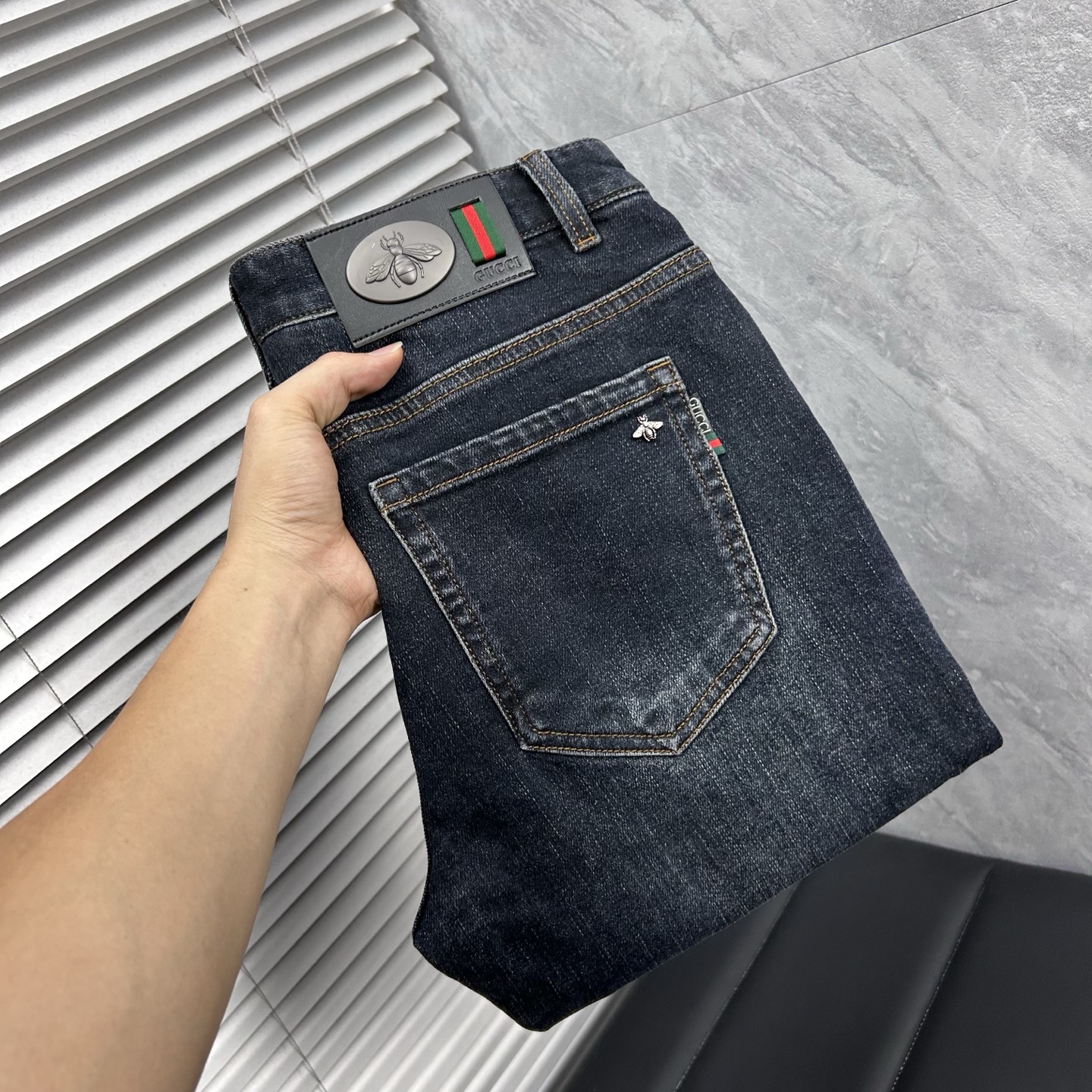 NO:595296,GUCCI Gucci's latest jeans counter best-selling model. Shared taste and value. Very comfortable to wear. Low-key yet luxurious. Very classy to wear. Needless to say the trousers style and cut. The upper body is exquisite and vivid. Really first-class top quality materials. Really palace-level casual pants, using Turkish cotton A33 to produce the most famous denim. The quality is outstanding. After heavy washing, the pants are very soft. The straight-leg version is not picky. The upper body is absolutely stylish.  Extremely luxurious!  Code number 29-38.No 37,,gucci,jeans,alexander wang19860909GUCCI 古奇 最新品牛仔裤专柜热销款 品味与价值共享 身穿着非常舒适 低调不失奢华 穿出去非常有档次,裤型款式和裁剪亦无需多言 上身精致跃然.真正一等一顶级质料 真正殿堂级的休闲裤,选用土耳其的棉花 A33生产出最有名的单宁布 品质卓然 经过重水洗使得裤子很柔软 直脚的版型 不挑人 上身绝对的有型 极度奢华！码数29-38.无37,,gucci,jeans,alexander wang,Men's clothing