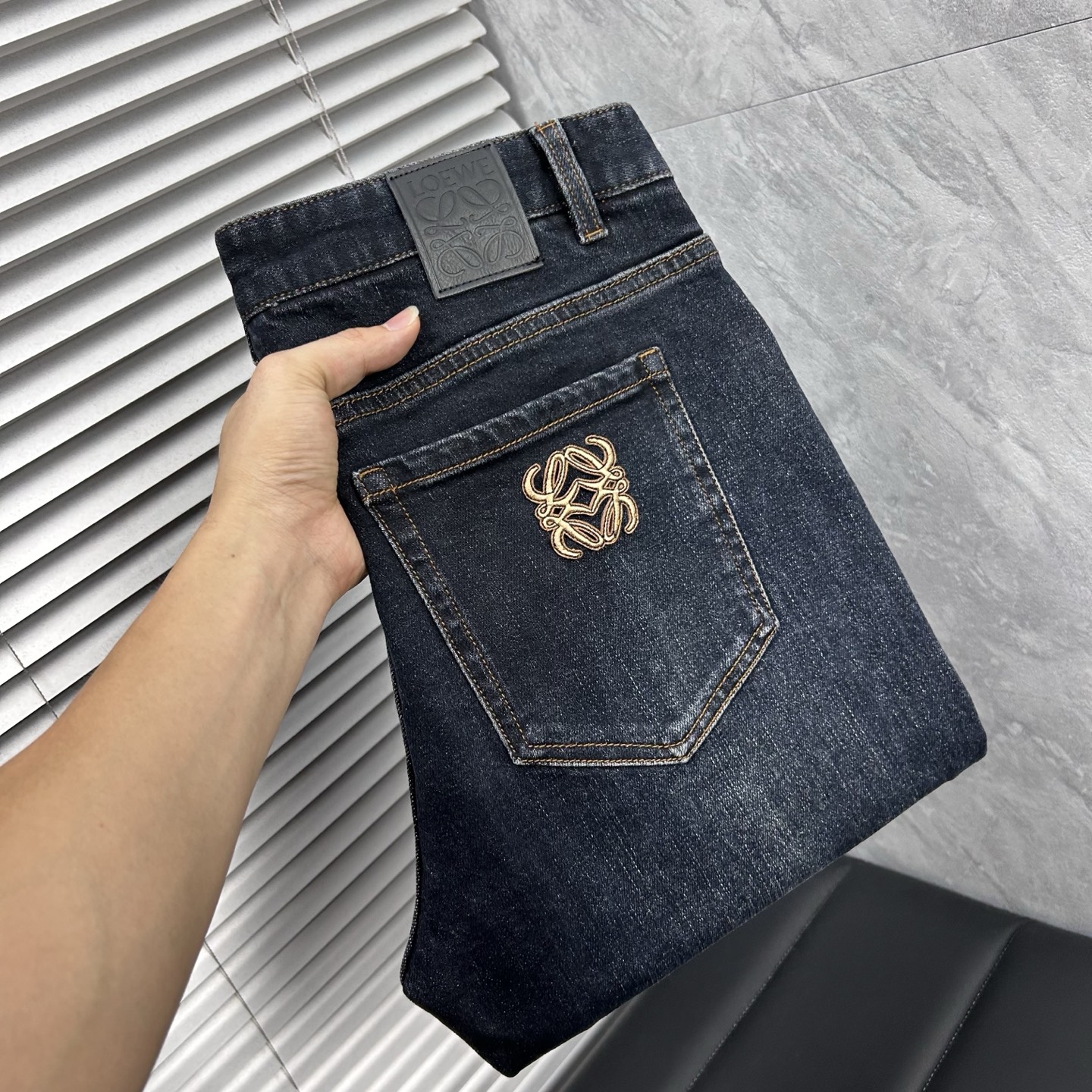 NO:595301,Luo Yiwei autumn and winter slim fit straight jeans!  Heavy-duty fermentation and washing process, the slim straight version with elastic upper body is very comfortable, and it is very classy to wear. Needless to say, the style and tailoring of the pants, the G mesh logo is highly recognizable!  Truly a first-class top trendy product!  Really top-notch jeans, using Turkish cotton to produce the most famous denim fabric. The quality is outstanding. After heavy-duty fermentation and washing, the pants are very soft!  The straight-leg version is not picky and the upper body is absolutely stylish!  !  !  Size 29——3837,,loewe,jeans,alexander wang19860909罗意威秋冬修身版直筒牛仔裤！重工酵磨水洗工艺,修身直筒版型带弹力上身非常舒适,穿出去非常有档次,裤型款式和裁剪亦无需多言 ,G网Logo辨识度极高！真正一等一顶级潮品！真正殿堂级的牛仔裤,选用土耳其的棉花 生产出最有名的单宁布 品质卓然,经过重工酵磨水洗使得裤子很柔软！直脚的版型 不挑人 上身绝对的有型！！！尺码29——3837,,loewe,jeans,alexander wang,Men's clothing