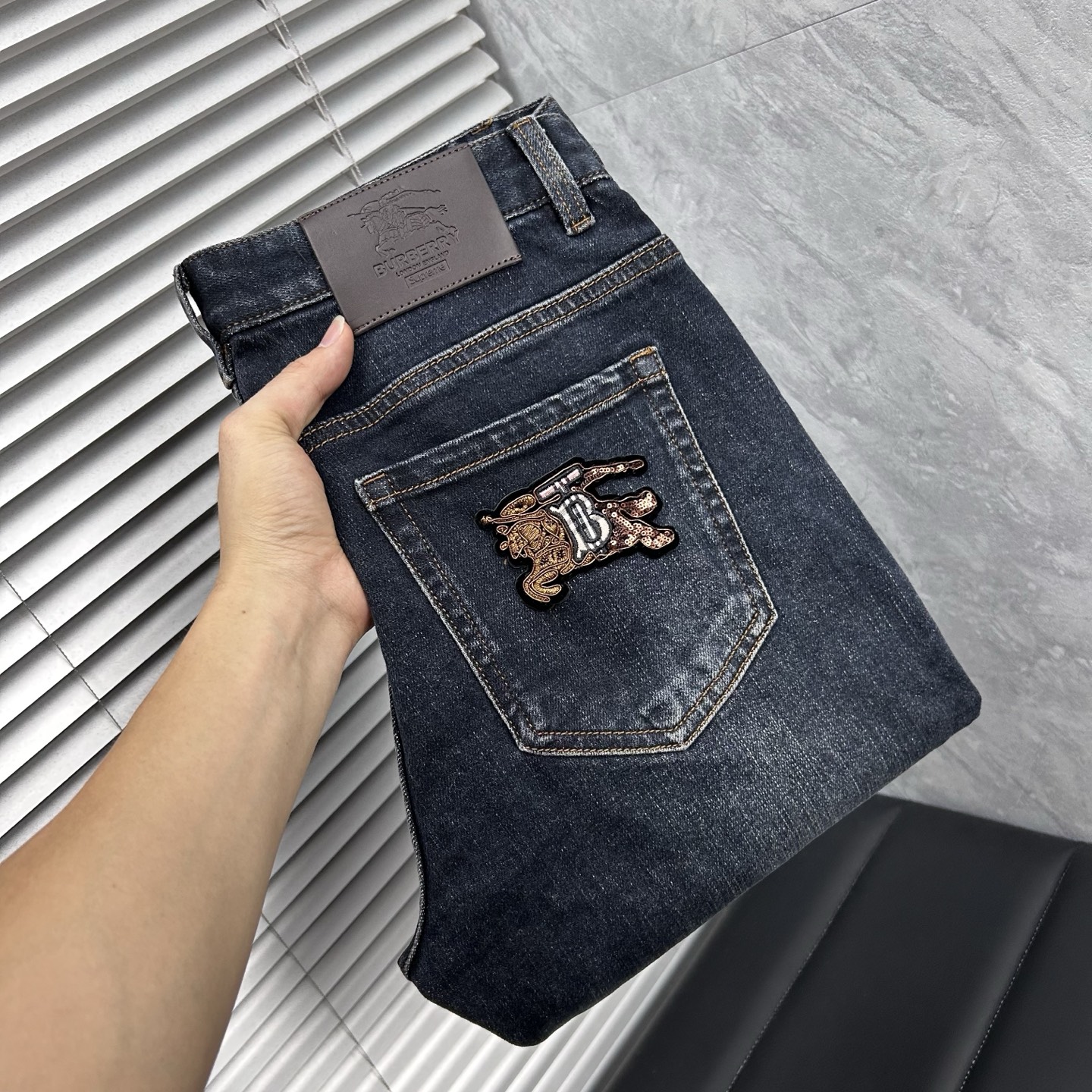 NO:595298,Burberry autumn and winter slim fit straight jeans!  Heavy-duty fermentation and washing process, the slim straight version with elastic upper body is very comfortable, and it is very classy to wear. Needless to say, the style and tailoring of the pants, the G mesh logo is highly recognizable!  Truly a first-class top trendy product!  Really top-notch jeans, using Turkish cotton to produce the most famous denim fabric. The quality is outstanding. After heavy-duty fermentation and washing, the pants are very soft!  The straight-leg version is not picky and the upper body is absolutely stylish!  !  !  Size 29——3837,,burberry,jeans,alexander wang19860909巴宝莉秋冬修身版直筒牛仔裤！重工酵磨水洗工艺,修身直筒版型带弹力上身非常舒适,穿出去非常有档次,裤型款式和裁剪亦无需多言 ,G网Logo辨识度极高！真正一等一顶级潮品！真正殿堂级的牛仔裤,选用土耳其的棉花 生产出最有名的单宁布 品质卓然,经过重工酵磨水洗使得裤子很柔软！直脚的版型 不挑人 上身绝对的有型！！！尺码29——3837,,burberry,jeans,alexander wang,Men's clothing