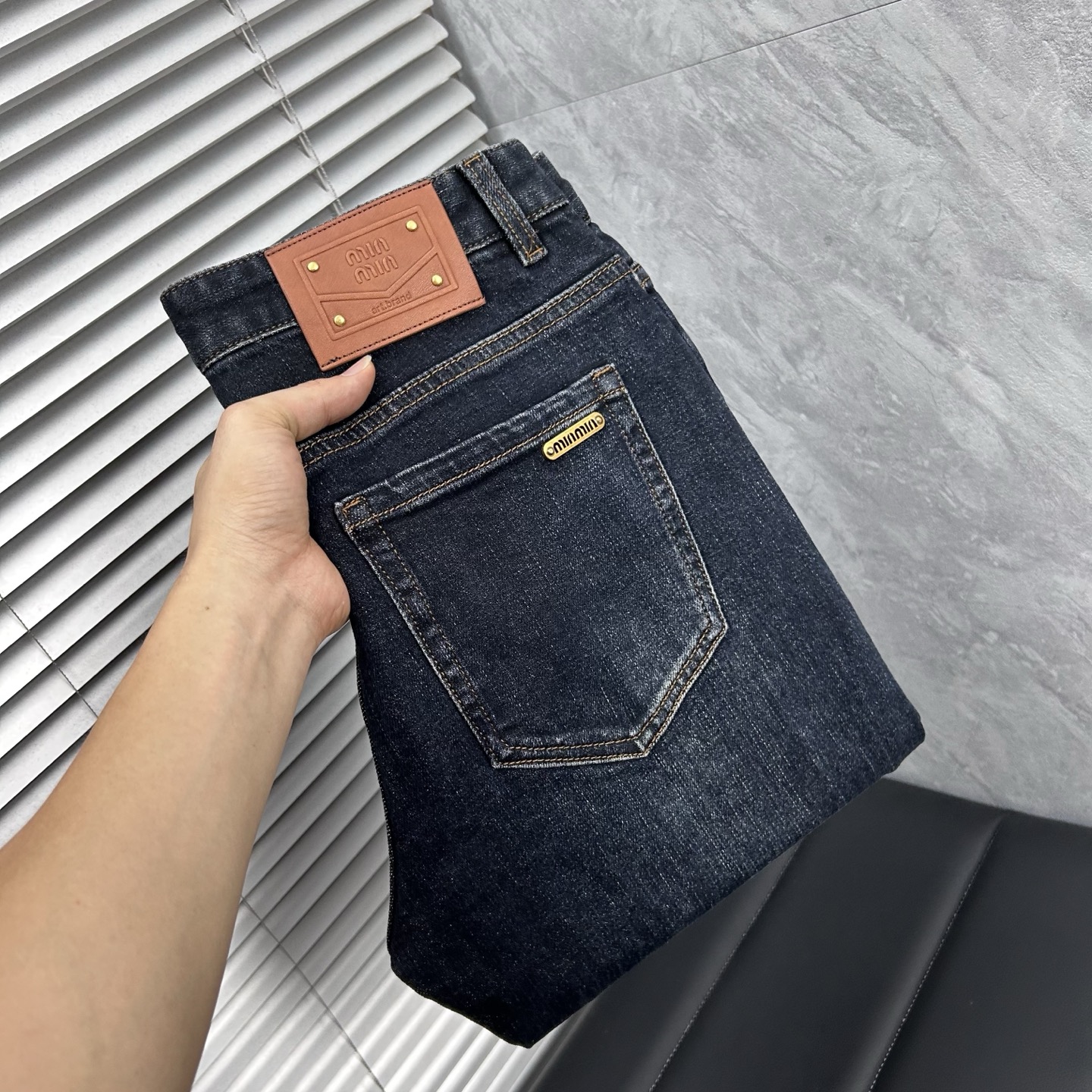 NO:595295,m autumn and winter slim fit straight jeans!  Heavy-duty fermentation and washing process, the slim straight version with elastic upper body is very comfortable, and it is very classy to wear. Needless to say, the style and tailoring of the pants, the G mesh logo is highly recognizable!  Truly a first-class top trendy product!  Really top-notch jeans, using Turkish cotton to produce the most famous denim fabric. The quality is outstanding. After heavy-duty fermentation and washing, the pants are very soft!  The straight-leg version is not picky and the upper body is absolutely stylish!  !  !  Size 29——3837,jeans,alexander wang19860909m秋冬修身版直筒牛仔裤！重工酵磨水洗工艺,修身直筒版型带弹力上身非常舒适,穿出去非常有档次,裤型款式和裁剪亦无需多言 ,G网Logo辨识度极高！真正一等一顶级潮品！真正殿堂级的牛仔裤,选用土耳其的棉花 生产出最有名的单宁布 品质卓然,经过重工酵磨水洗使得裤子很柔软！直脚的版型 不挑人 上身绝对的有型！！！尺码29——3837,,jeans,alexander wang,Men's clothing