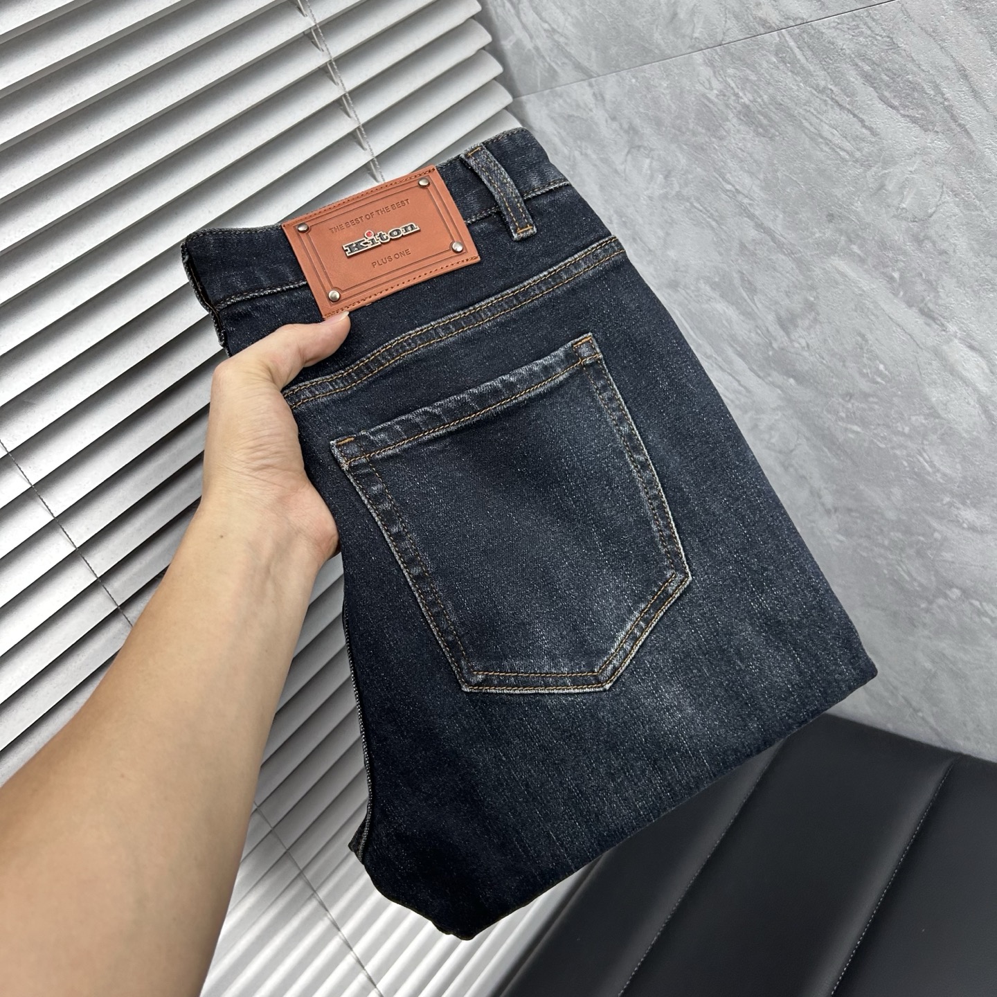 NO:595292,Kiton autumn and winter slim fit straight jeans!  Heavy-duty fermentation and washing process, the slim straight version with elastic upper body is very comfortable, and it is very classy to wear. Needless to say, the style and tailoring of the pants, the G mesh logo is highly recognizable!  Truly a first-class top trendy product!  Really top-notch jeans, using Turkish cotton to produce the most famous denim fabric. The quality is outstanding. After heavy-duty fermentation and washing, the pants are very soft!  The straight-leg version is not picky and the upper body is absolutely stylish!  !  !  Size 29——3837,jeans,alexander wang19860909Kiton秋冬修身版直筒牛仔裤！重工酵磨水洗工艺,修身直筒版型带弹力上身非常舒适,穿出去非常有档次,裤型款式和裁剪亦无需多言 ,G网Logo辨识度极高！真正一等一顶级潮品！真正殿堂级的牛仔裤,选用土耳其的棉花 生产出最有名的单宁布 品质卓然,经过重工酵磨水洗使得裤子很柔软！直脚的版型 不挑人 上身绝对的有型！！！尺码29——3837,,jeans,alexander wang,Men's clothing