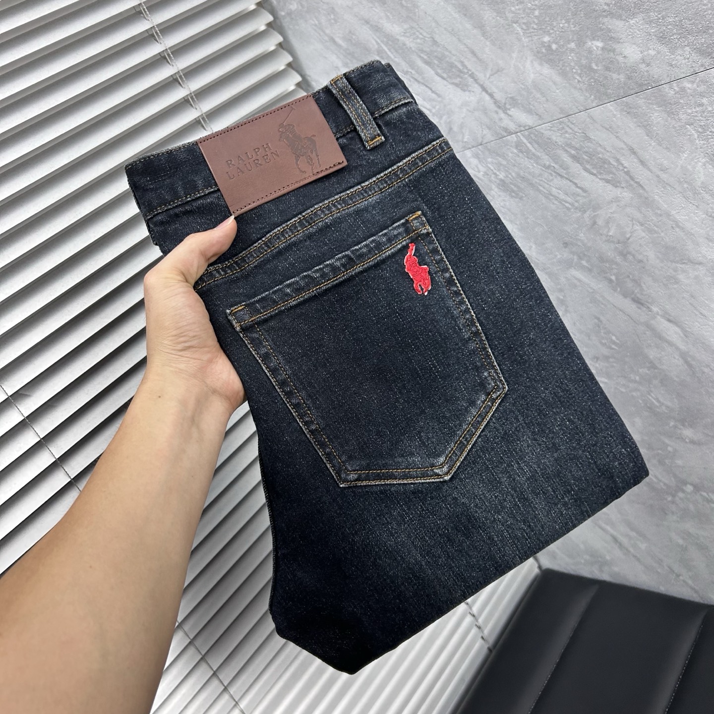 NO:595283,POLO autumn and winter slim fit straight jeans!  Heavy-duty fermentation and washing process, the slim straight version with elastic upper body is very comfortable, and it is very classy to wear. Needless to say, the style and tailoring of the pants, the G mesh logo is highly recognizable!  Truly a first-class top trendy product!  Really top-notch jeans, using Turkish cotton to produce the most famous denim fabric. The quality is outstanding. After heavy-duty fermentation and washing, the pants are very soft!  The straight-leg version is not picky and the upper body is absolutely stylish!  !  !  Size 29——3837,jeans,alexander wang19860909POLO秋冬修身版直筒牛仔裤！重工酵磨水洗工艺,修身直筒版型带弹力上身非常舒适,穿出去非常有档次,裤型款式和裁剪亦无需多言 ,G网Logo辨识度极高！真正一等一顶级潮品！真正殿堂级的牛仔裤,选用土耳其的棉花 生产出最有名的单宁布 品质卓然,经过重工酵磨水洗使得裤子很柔软！直脚的版型 不挑人 上身绝对的有型！！！尺码29——3837,,jeans,alexander wang,Men's clothing