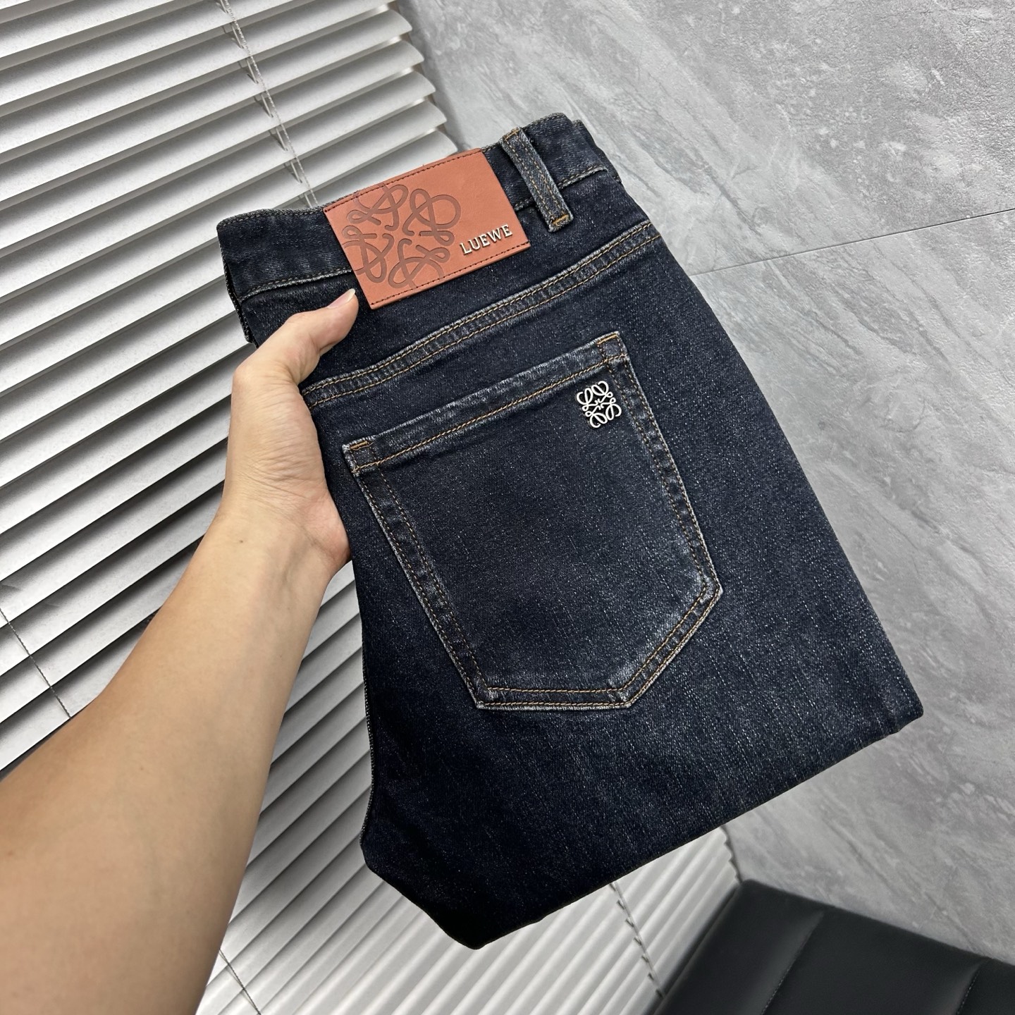 NO:595289,Luo Yiwei autumn and winter slim fit straight jeans!  Heavy-duty fermentation and washing process, the slim straight version with elastic upper body is very comfortable, and it is very classy to wear. Needless to say, the style and tailoring of the pants, the G mesh logo is highly recognizable!  Truly a first-class top trendy product!  Really top-notch jeans, using Turkish cotton to produce the most famous denim fabric. The quality is outstanding. After heavy-duty fermentation and washing, the pants are very soft!  The straight-leg version is not picky and the upper body is absolutely stylish!  !  !  Size 29——3837,,loewe,jeans,alexander wang19860909罗意威秋冬修身版直筒牛仔裤！重工酵磨水洗工艺,修身直筒版型带弹力上身非常舒适,穿出去非常有档次,裤型款式和裁剪亦无需多言 ,G网Logo辨识度极高！真正一等一顶级潮品！真正殿堂级的牛仔裤,选用土耳其的棉花 生产出最有名的单宁布 品质卓然,经过重工酵磨水洗使得裤子很柔软！直脚的版型 不挑人 上身绝对的有型！！！尺码29——3837,,loewe,jeans,alexander wang,Men's clothing