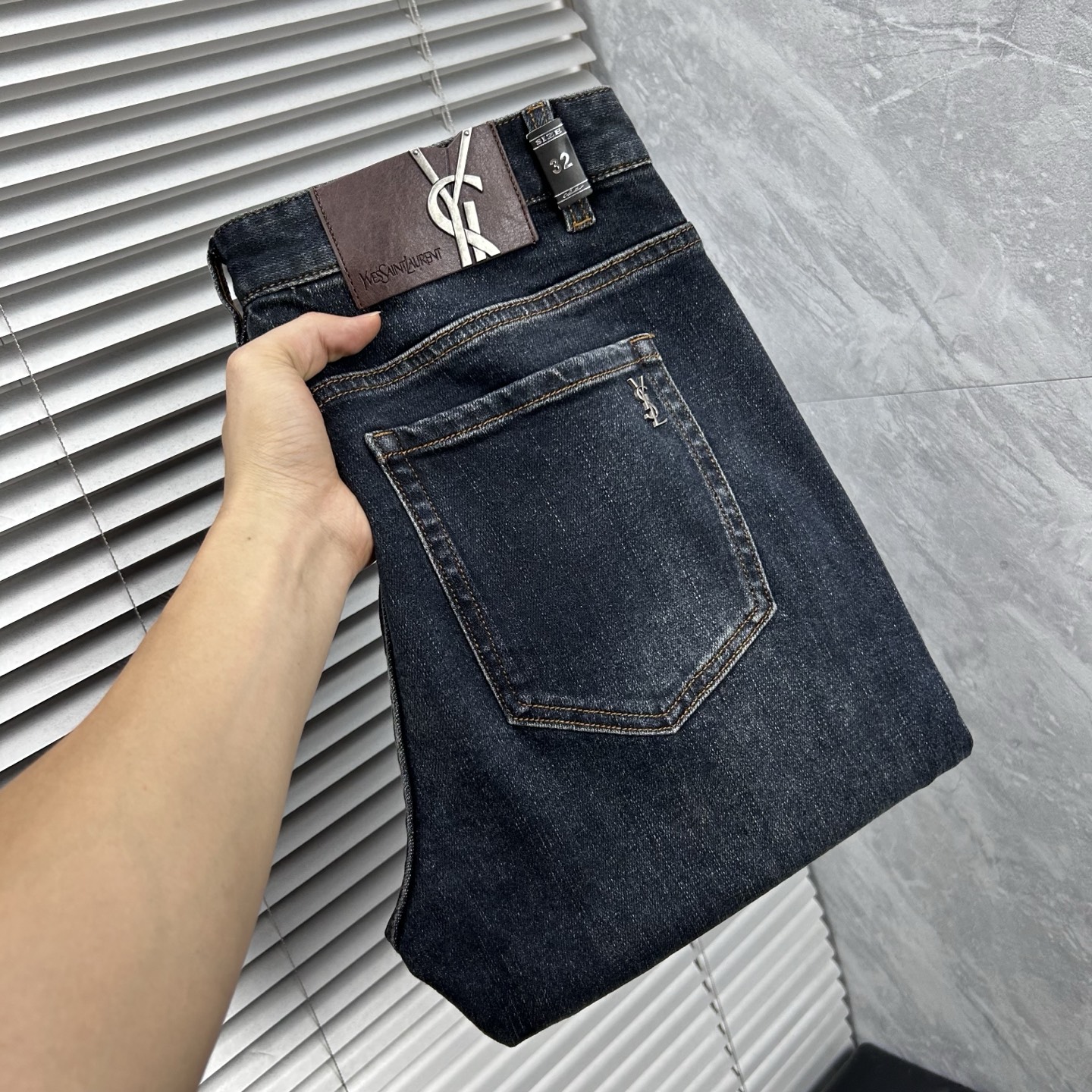 NO:595286,Yves Saint Laurent slim fit straight jeans for fall and winter!  Heavy-duty fermentation and washing process, the slim straight version with elastic upper body is very comfortable, and it is very classy to wear. Needless to say, the style and tailoring of the pants, the G mesh logo is highly recognizable!  Truly a first-class top trendy product!  Really top-notch jeans, using Turkish cotton to produce the most famous denim fabric. The quality is outstanding. After heavy-duty fermentation and washing, the pants are very soft!  The straight-leg version is not picky and the upper body is absolutely stylish!  !  !  Size 29——3837,,saint laurent,jeans,alexander wang19860909圣罗兰秋冬修身版直筒牛仔裤！重工酵磨水洗工艺,修身直筒版型带弹力上身非常舒适,穿出去非常有档次,裤型款式和裁剪亦无需多言 ,G网Logo辨识度极高！真正一等一顶级潮品！真正殿堂级的牛仔裤,选用土耳其的棉花 生产出最有名的单宁布 品质卓然,经过重工酵磨水洗使得裤子很柔软！直脚的版型 不挑人 上身绝对的有型！！！尺码29——3837,,saint laurent,jeans,alexander wang,Men's clothing