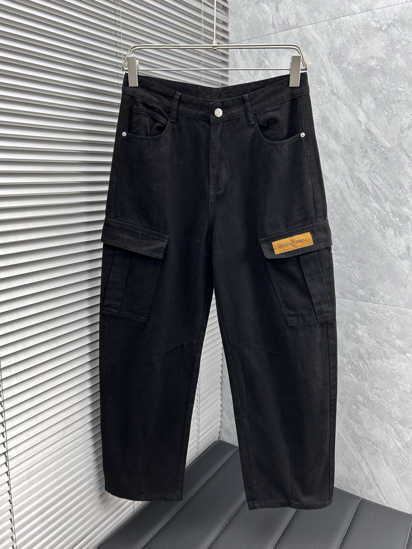 NO:595313,LV 2025 autumn and winter new casual pants. Loose wide-leg pants. Loose enough to modify various leg shapes. Casual style with work pockets. Simple but not simple. Classic yet fashionable. The fabric is quite wide and stylish. The latest style work pants and sweatpants. Side three-dimensional pocket design dominates the overall work wear tone. Iconic logo on the front and rear pockets.  The overall geometric sense is very strong, which is particularly eye-catching in the minimalist silhouette. The waist adopts an elastic waist design for comfortable wearing, which is the finishing touch. The high-count Xinjiang long-staple cotton fabric is soft, comfortable, versatile and stylish!  Size M-3XL,,louis vuitton,alexander wang19860909LV 2025秋冬新款休闲裤 宽松阔腿裤型 宽松有度可修饰各种腿型 工装口袋休闲风 简约而不简单 经典又不失时尚感 面料挺阔有型 最新风格工装裤卫裤 侧边立体感口袋设计 主导了整体的工装调性,前后口袋标志性logo 整体几何感极强,在极简的轮廓中尤为吸睛.腰部采用的是为舒适穿着而生的松紧腰围设计,点睛效果到位.高支新疆长绒棉面料 柔软舒适 百搭有型！码数M-3XL,,louis vuitton,alexander wang,Men's clothing