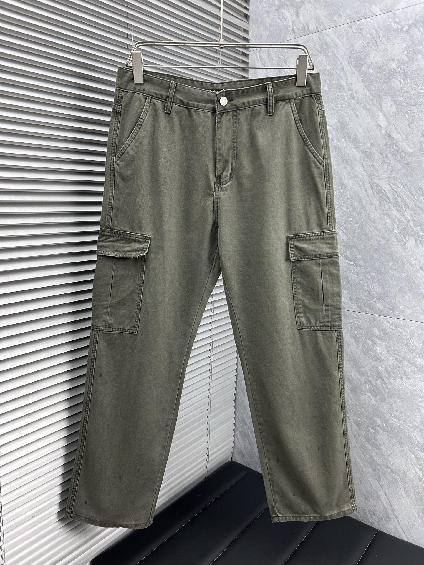 NO:595315,C 2025 new autumn and winter casual pants. Loose wide-leg pants. Loose enough to modify various leg shapes. Work pocket casual style. Simple but not simple. Classic yet fashionable. The fabric is quite wide and stylish. The latest style work pants and sweatpants. Side three-dimensional pocket design dominates the overall work wear tone. Iconic logo on the front and rear pockets.  The overall geometric sense is very strong, which is particularly eye-catching in the minimalist silhouette. The waist adopts an elastic waist design for comfortable wearing, which is the finishing touch. The high-count Xinjiang long-staple cotton fabric is soft, comfortable, versatile and stylish!  Size M-3XL,,alexander wang19860909C 2025秋冬新款休闲裤 宽松阔腿裤型 宽松有度可修饰各种腿型 工装口袋休闲风 简约而不简单 经典又不失时尚感 面料挺阔有型 最新风格工装裤卫裤 侧边立体感口袋设计 主导了整体的工装调性,前后口袋标志性logo 整体几何感极强,在极简的轮廓中尤为吸睛.腰部采用的是为舒适穿着而生的松紧腰围设计,点睛效果到位.高支新疆长绒棉面料 柔软舒适 百搭有型！码数M-3XL,,alexander wang,Men's clothing