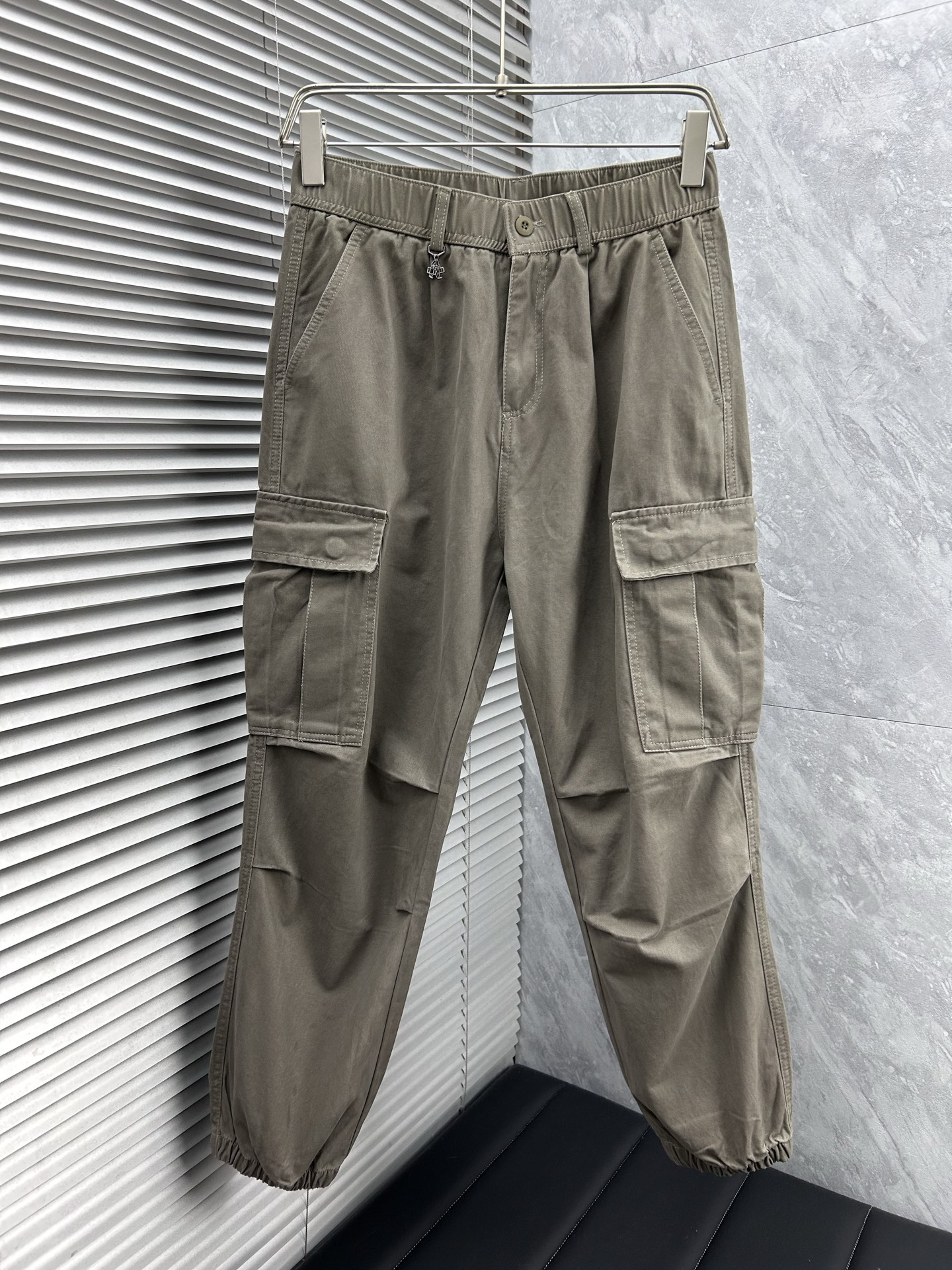 NO:595317,Pula's 2025 autumn and winter new casual pants. Loose wide-leg pants. Loose enough to modify various leg shapes. Work pocket casual style. Simple but not simple. Classic yet fashionable. The fabric is quite wide and stylish. The latest style work pants and sweatpants. Side three-dimensional pocket design dominates the overall work wear tone. Iconic logo on the front and rear pockets.  The overall geometric sense is very strong, which is particularly eye-catching in the minimalist silhouette. The waist adopts an elastic waist design for comfortable wearing, which is the finishing touch. The high-count Xinjiang long-staple cotton fabric is soft, comfortable, versatile and stylish!  Size M-3XL,,prada,alexander wang19860909普拉‘’2025秋冬新款休闲裤 宽松阔腿裤型 宽松有度可修饰各种腿型 工装口袋休闲风 简约而不简单 经典又不失时尚感 面料挺阔有型 最新风格工装裤卫裤 侧边立体感口袋设计 主导了整体的工装调性,前后口袋标志性logo 整体几何感极强,在极简的轮廓中尤为吸睛.腰部采用的是为舒适穿着而生的松紧腰围设计,点睛效果到位.高支新疆长绒棉面料 柔软舒适 百搭有型！码数M-3XL,,prada,alexander wang,Men's clothing