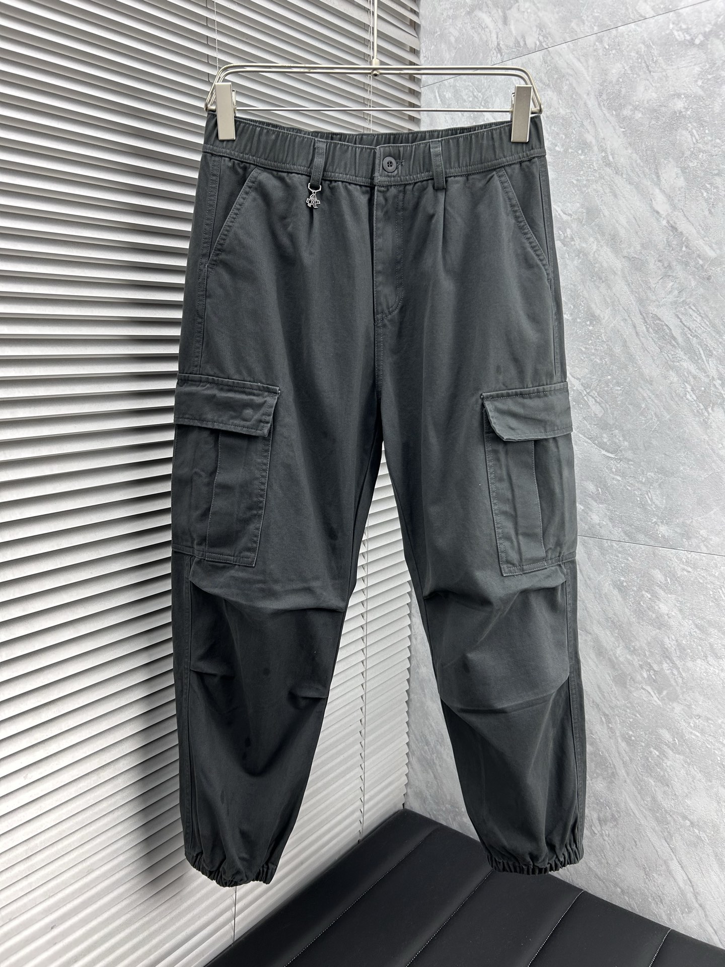 NO:595319,Pula) 2025 autumn and winter new casual pants. Loose wide-leg pants. Loose enough to modify various leg shapes. Work pocket casual style. Simple but not simple. Classic yet fashionable. The fabric is quite wide and stylish. The latest style work pants and sweatpants. Side three-dimensional pocket design dominates the overall work wear tone. Iconic logo on the front and rear pockets.  The overall geometric sense is very strong, which is particularly eye-catching in the minimalist silhouette. The waist adopts an elastic waist design for comfortable wearing, which is the finishing touch. The high-count Xinjiang long-staple cotton fabric is soft, comfortable, versatile and stylish!  Size M-3XL,,prada,alexander wang19860909普拉）2025秋冬新款休闲裤 宽松阔腿裤型 宽松有度可修饰各种腿型 工装口袋休闲风 简约而不简单 经典又不失时尚感 面料挺阔有型 最新风格工装裤卫裤 侧边立体感口袋设计 主导了整体的工装调性,前后口袋标志性logo 整体几何感极强,在极简的轮廓中尤为吸睛.腰部采用的是为舒适穿着而生的松紧腰围设计,点睛效果到位.高支新疆长绒棉面料 柔软舒适 百搭有型！码数M-3XL,,prada,alexander wang,Men's clothing
