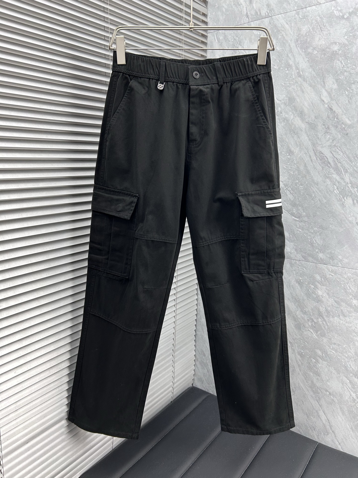 NO:595321,Ermenegildo Zegna's 2025 autumn and winter new casual pants, loose wide-leg pants, loose enough to modify various leg shapes, work pocket casual style, simple but not simple, classic yet fashionable, the fabric is quite wide and stylish, the latest style work pants and sweatpants, the side three-dimensional pocket design dominates the overall work wear tone, and the iconic logo on the front and rear pockets  The overall geometric sense is very strong, which is particularly eye-catching in the minimalist silhouette. The waist adopts an elastic waist design for comfortable wearing, which is the finishing touch. The high-count Xinjiang long-staple cotton fabric is soft, comfortable, versatile and stylish!  Size M-3XL,,zegna,alexander wang19860909杰尼亚 2025秋冬新款休闲裤 宽松阔腿裤型 宽松有度可修饰各种腿型 工装口袋休闲风 简约而不简单 经典又不失时尚感 面料挺阔有型 最新风格工装裤卫裤 侧边立体感口袋设计 主导了整体的工装调性,前后口袋标志性logo 整体几何感极强,在极简的轮廓中尤为吸睛.腰部采用的是为舒适穿着而生的松紧腰围设计,点睛效果到位.高支新疆长绒棉面料 柔软舒适 百搭有型！码数M-3XL,,zegna,alexander wang,Men's clothing