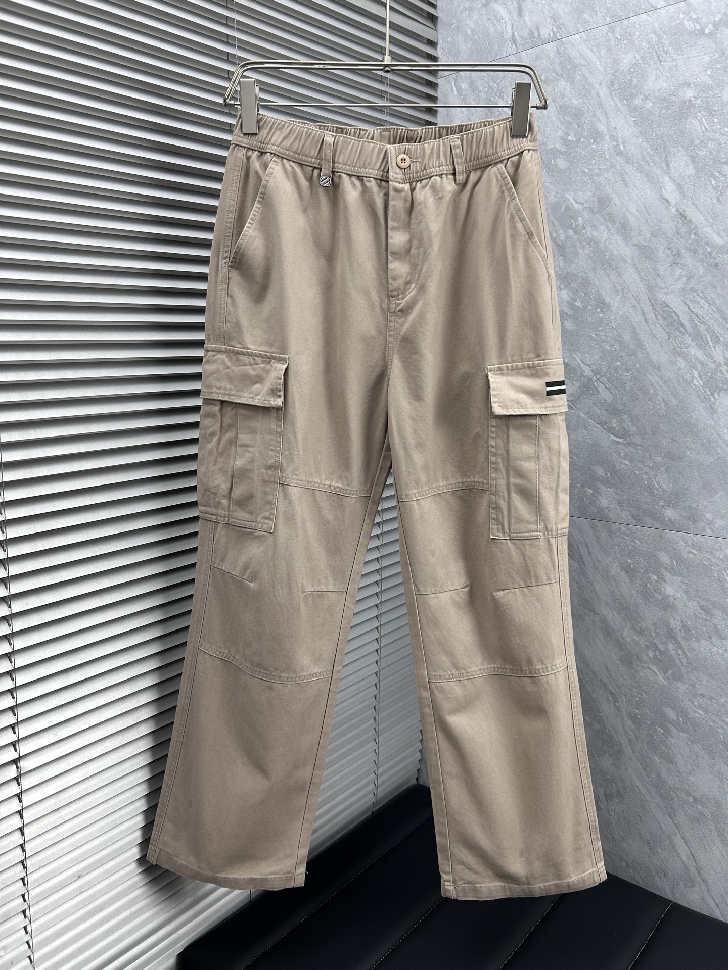 NO:595323,Ermenegildo Zegna's 2025 autumn and winter new casual pants, loose wide-leg pants, loose enough to modify various leg shapes, casual style with work pockets, simple but not simple, classic yet fashionable, the fabric is quite wide and stylish, the latest style work pants and sweatpants, the side three-dimensional pocket design dominates the overall work wear tone, and the iconic logo on the front and rear pockets  The overall geometric sense is very strong, which is particularly eye-catching in the minimalist silhouette. The waist adopts an elastic waist design for comfortable wearing, which is the finishing touch. The high-count Xinjiang long-staple cotton fabric is soft, comfortable, versatile and stylish!  Size M-3XL,,zegna,alexander wang19860909杰尼亚2025秋冬新款休闲裤 宽松阔腿裤型 宽松有度可修饰各种腿型 工装口袋休闲风 简约而不简单 经典又不失时尚感 面料挺阔有型 最新风格工装裤卫裤 侧边立体感口袋设计 主导了整体的工装调性,前后口袋标志性logo 整体几何感极强,在极简的轮廓中尤为吸睛.腰部采用的是为舒适穿着而生的松紧腰围设计,点睛效果到位.高支新疆长绒棉面料 柔软舒适 百搭有型！码数M-3XL,,zegna,alexander wang,Men's clothing