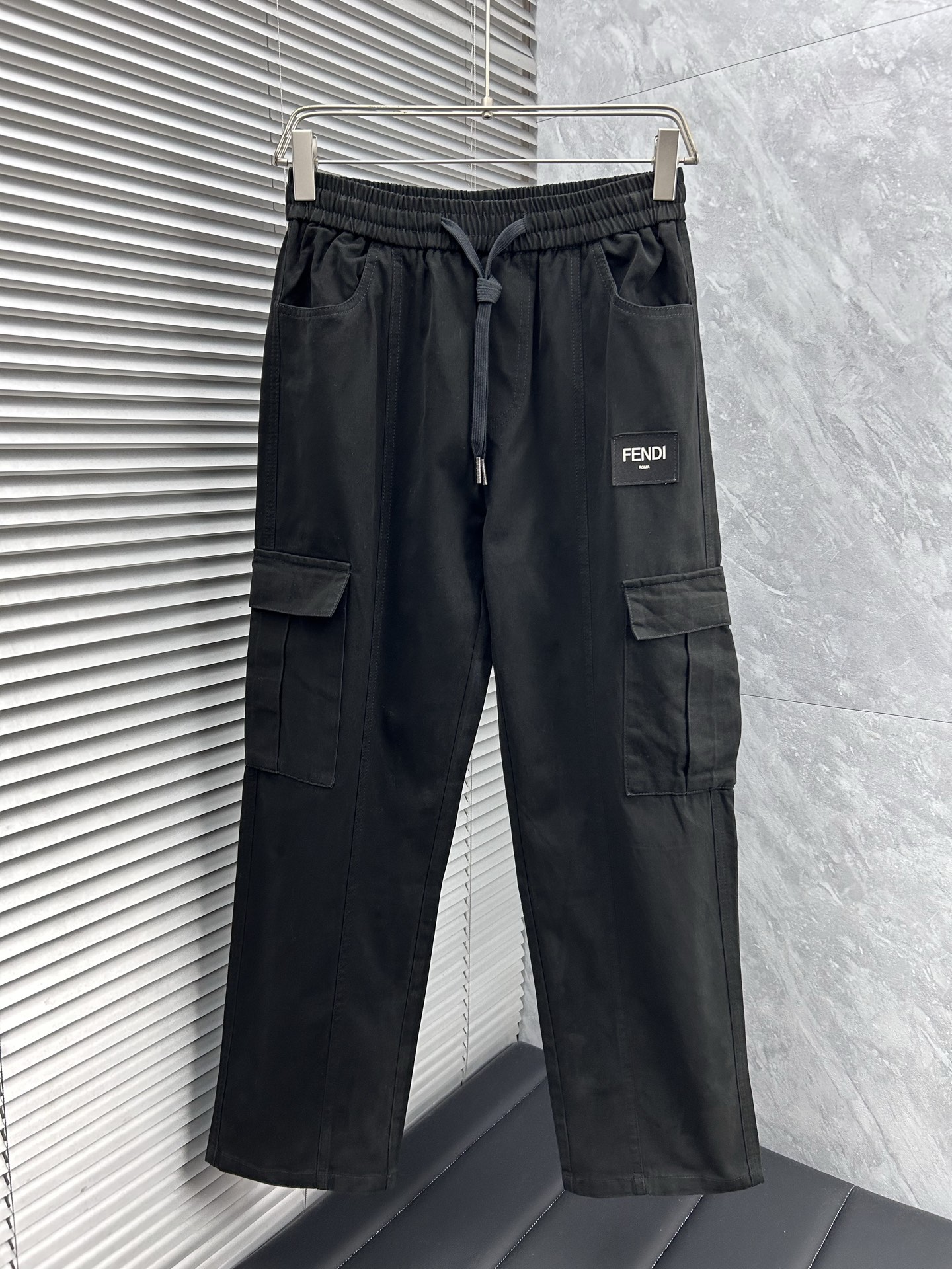 NO:595325,Fendi 2025 autumn and winter new casual pants, loose wide-leg pants, loose enough to modify various leg shapes, work pocket casual style, simple but not simple, classic yet fashionable, the fabric is quite wide and stylish, the latest style work pants and sweatpants, side three-dimensional pocket design dominates the overall work wear tone, iconic logo on the front and rear pockets  The overall geometric sense is very strong, which is particularly eye-catching in the minimalist silhouette. The waist adopts an elastic waist design for comfortable wearing, which is the finishing touch. The high-count Xinjiang long-staple cotton fabric is soft, comfortable, versatile and stylish!  Size M-3XL,,fendi,alexander wang19860909芬迪 2025秋冬新款休闲裤 宽松阔腿裤型 宽松有度可修饰各种腿型 工装口袋休闲风 简约而不简单 经典又不失时尚感 面料挺阔有型 最新风格工装裤卫裤 侧边立体感口袋设计 主导了整体的工装调性,前后口袋标志性logo 整体几何感极强,在极简的轮廓中尤为吸睛.腰部采用的是为舒适穿着而生的松紧腰围设计,点睛效果到位.高支新疆长绒棉面料 柔软舒适 百搭有型！码数M-3XL,,fendi,alexander wang,Men's clothing