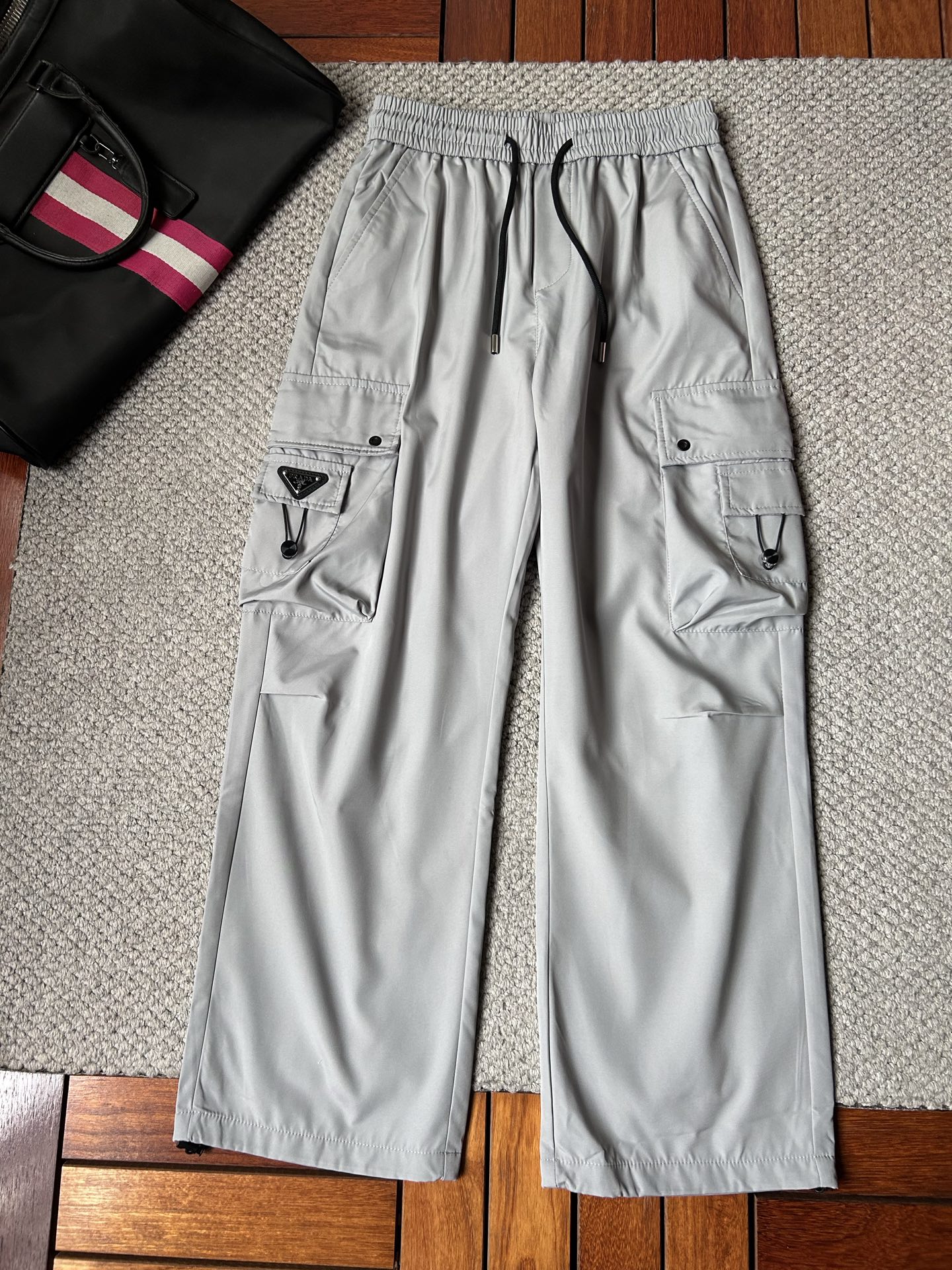 NO:595337,Prada. 2025 new autumn and winter casual overalls. Fashionable and casual, casual version, micro-elastic fabric. The fabric is comfortable and soft, breaking the conventional fabric feel, not stuffy and comfortable. Casual and versatile, long-term washing will not deform, and the upper body effect is excellent. Generous and elegant tailoring, the design is constantly innovating but always maintains a noble and elegant style and taste, interpreting fashionable charm, fashionable and casual products, size M~~4XL,, prada, alexander wang19860909普拉达.2025秋冬季新款休闲工装裤. 时尚休闲 休闲版型 微弹力面料 面料舒适柔软,突破常规的面料手感,不闷热舒适感极佳.随意百搭 久洗不变形 上身效果极佳.大方优雅的剪裁,设计不断创新却始终保持着高贵优雅的风格和品位 演绎时尚魅惑 时尚休闲佳品 码数M~~4XL,,prada,alexander wang,Men's clothing