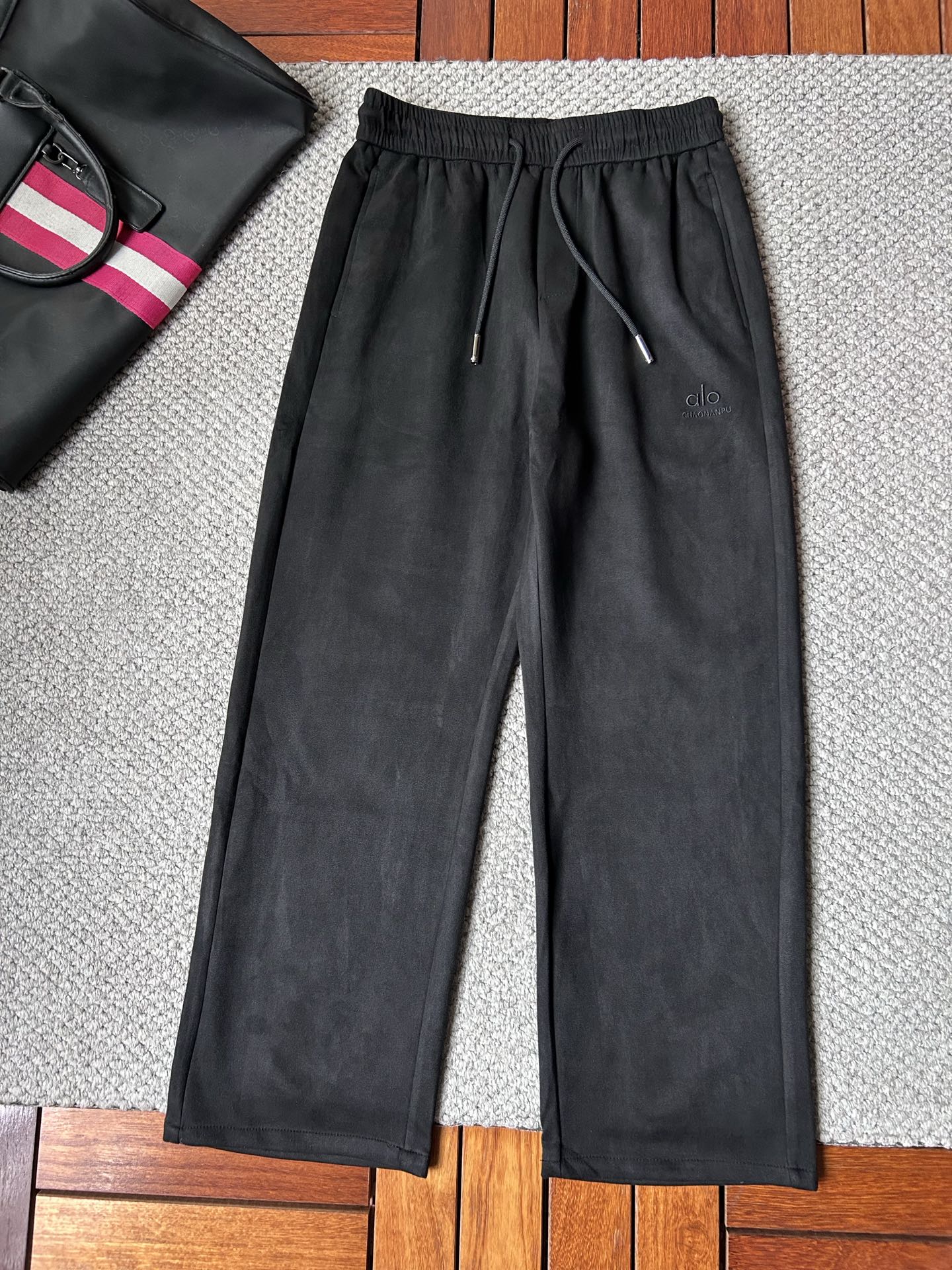 NO:595334,alo. 2025 new autumn and winter casual overalls. Fashionable and casual, casual version, micro-elastic fabric. The fabric is comfortable and soft, breaking the conventional fabric feel, not stuffy and comfortable. Casual and versatile, long-term washing will not deform, and the upper body effect is excellent. Generous and elegant tailoring, the design is constantly innovating but always maintains a noble and elegant style and taste, interpreting fashionable charm, fashionable and casual products, size M~~4XL,, alexander wang19860909alo.2025秋冬季新款休闲工装裤. 时尚休闲 休闲版型 微弹力面料 面料舒适柔软,突破常规的面料手感,不闷热舒适感极佳.随意百搭 久洗不变形 上身效果极佳.大方优雅的剪裁,设计不断创新却始终保持着高贵优雅的风格和品位 演绎时尚魅惑 时尚休闲佳品 码数M~~4XL,,alexander wang,Men's clothing