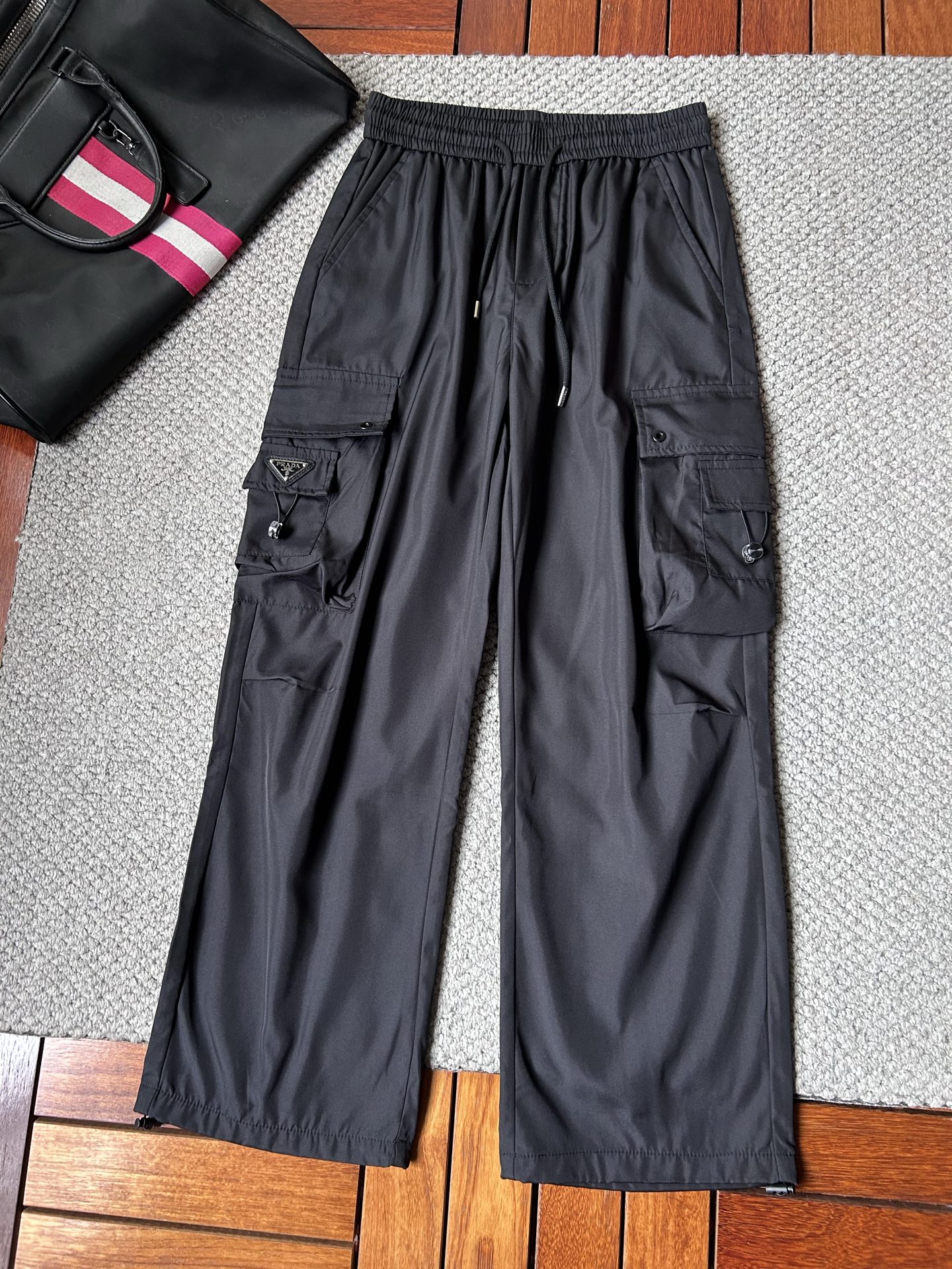 NO:595332,Prada. 2025 new autumn and winter casual overalls. Fashionable and casual, casual version, micro-elastic fabric. The fabric is comfortable and soft, breaking the conventional fabric feel, not stuffy and comfortable. Casual and versatile, long-term washing will not deform, and the upper body effect is excellent. Generous and elegant tailoring, the design is constantly innovating but always maintains a noble and elegant style and taste, interpreting fashionable charm, fashionable and casual products, size M~~4XL,, prada, alexander wang19860909普拉达.2025秋冬季新款休闲工装裤. 时尚休闲 休闲版型 微弹力面料 面料舒适柔软,突破常规的面料手感,不闷热舒适感极佳.随意百搭 久洗不变形 上身效果极佳.大方优雅的剪裁,设计不断创新却始终保持着高贵优雅的风格和品位 演绎时尚魅惑 时尚休闲佳品 码数M~~4XL,,prada,alexander wang,Men's clothing