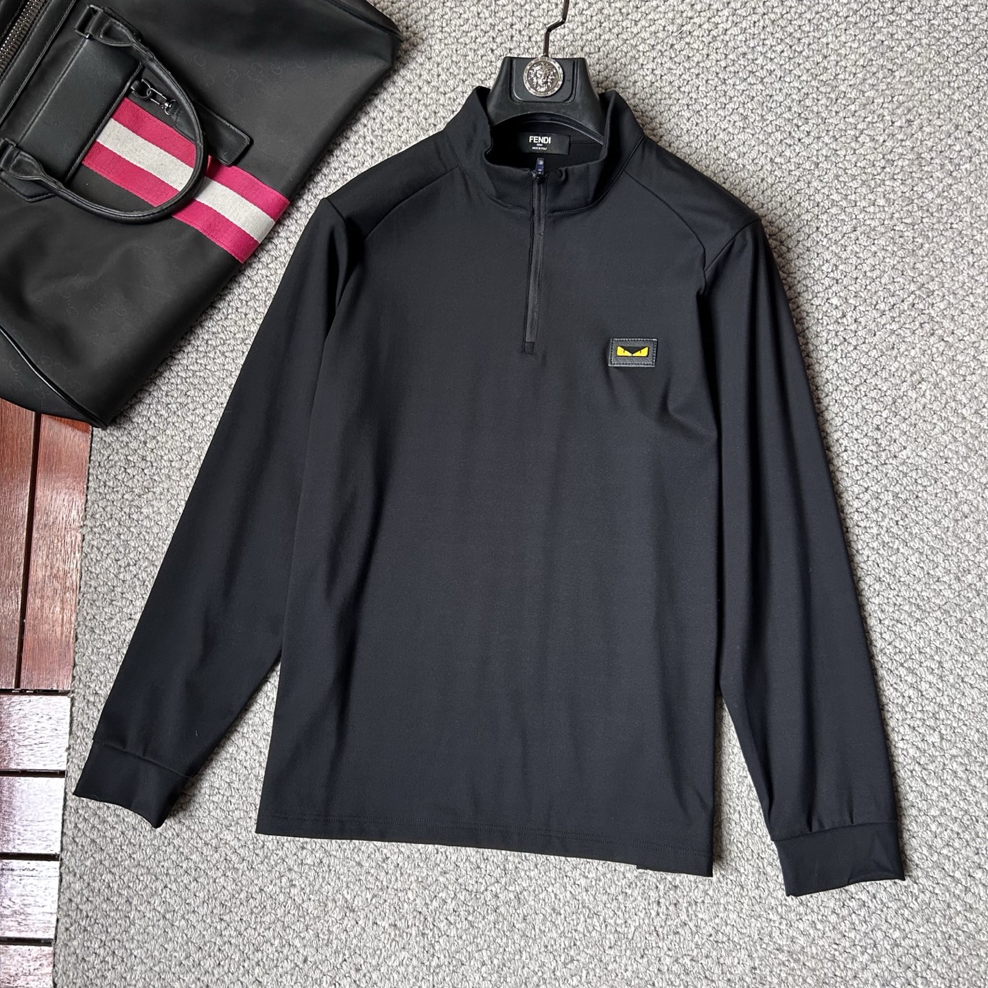 NO:595331,Fendi. The latest model for early autumn 2025. Handsome and fashionable, with exquisite logo pattern on the chest, simple and versatile style. Customized ammonia pure cotton. Does not deform. The upper body is not only crisp and maintains the trendy silhouette, but also comfortable to wear. The yarn is more delicate, very skin-friendly and has first-class texture. Size M-3XL Please indicate your height and weight when placing an order.,,fendi, alexander wang19860909芬迪.2025早秋最新款.帅气时尚,胸前精致图案logo,简约百搭款.定制氨纯棉.不变形.上身不仅挺括,保持潮流的廓形,又穿着舒适,纱织更细腻,非常亲肤,质感一流.码数M-3XL 下单请报身高体重.,,fendi,alexander wang,Men's clothing