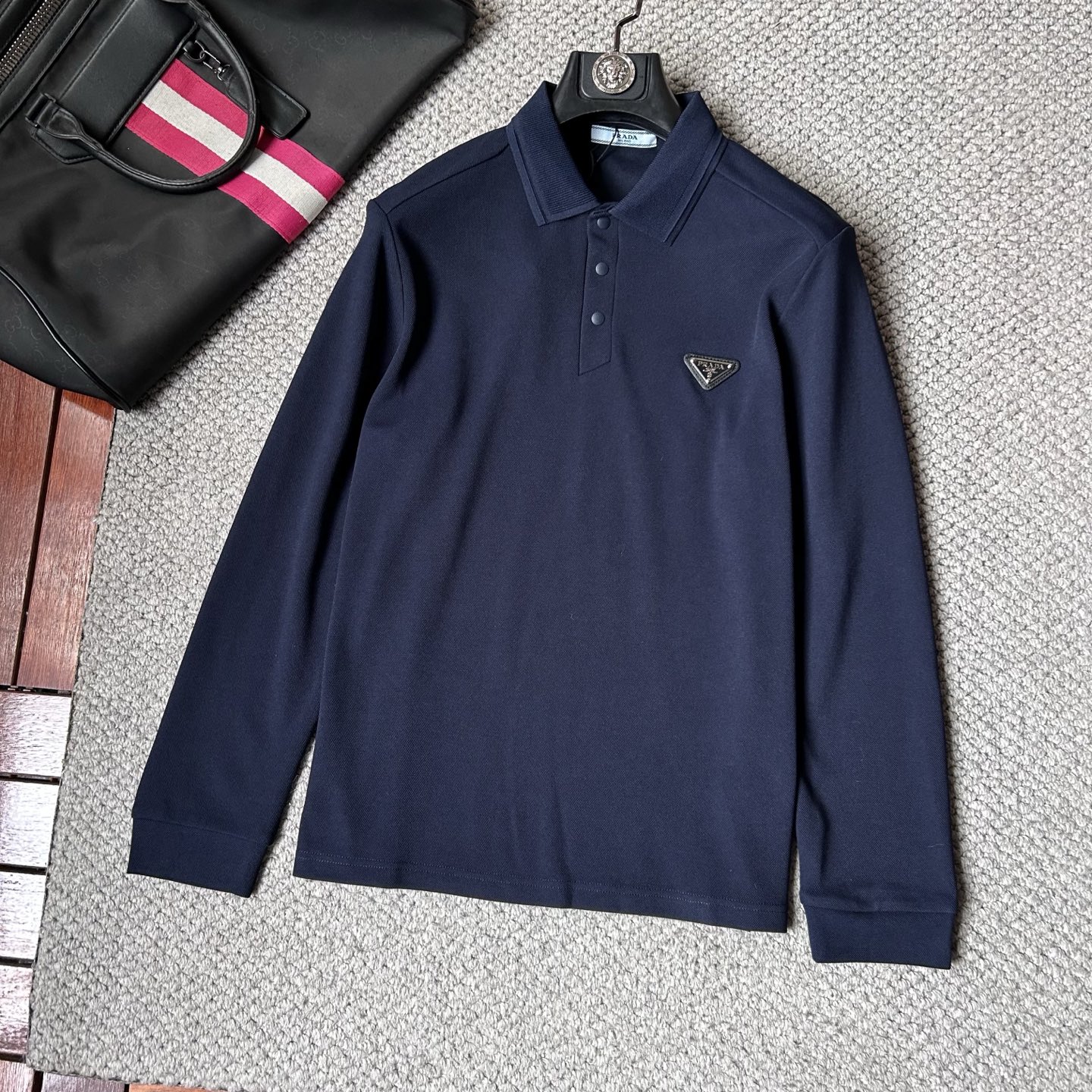 NO:595329,Prada. The latest model for early autumn 2025. Handsome and fashionable, with exquisite patterned logo on the chest, simple and versatile. Customized ammonia pure cotton. Does not deform. The upper body is not only crisp and maintains the trendy silhouette, but also comfortable to wear. The yarn is more delicate, very skin-friendly, and the texture is first-class. Size M-3XL Please indicate your height and weight when placing an order.,, prada, alexander wang19860909普拉达.2025早秋最新款.帅气时尚,胸前精致图案logo,简约百搭款.定制氨纯棉.不变形.上身不仅挺括,保持潮流的廓形,又穿着舒适,纱织更细腻,非常亲肤,质感一流.码数M-3XL 下单请报身高体重.,,prada,alexander wang,Men's clothing