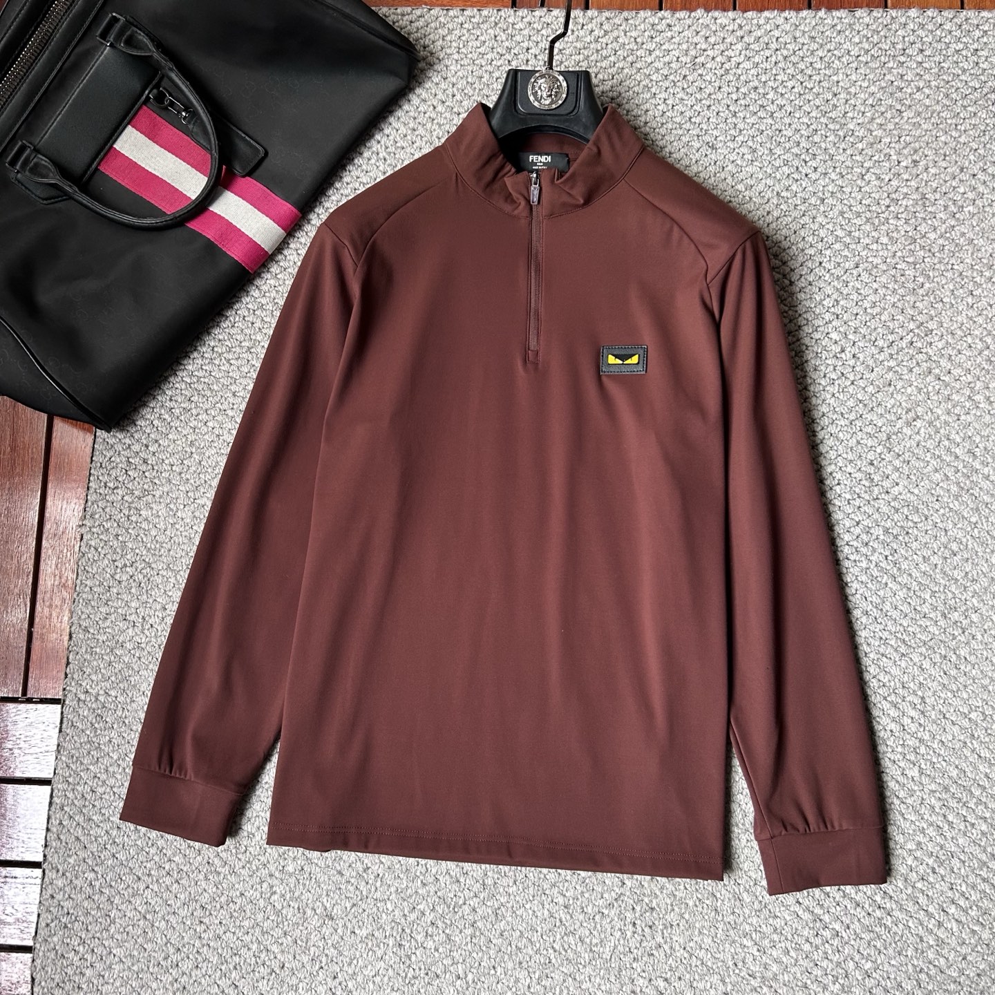 NO:595327,Fendi. The latest model for early autumn 2025. Handsome and fashionable, with exquisite logo pattern on the chest, simple and versatile style. Customized ammonia pure cotton. Does not deform. The upper body is not only crisp and maintains the trendy silhouette, but also comfortable to wear. The yarn is more delicate, very skin-friendly and has first-class texture. Size M-3XL Please indicate your height and weight when placing an order.,,fendi, alexander wang19860909芬迪.2025早秋最新款.帅气时尚,胸前精致图案logo,简约百搭款.定制氨纯棉.不变形.上身不仅挺括,保持潮流的廓形,又穿着舒适,纱织更细腻,非常亲肤,质感一流.码数M-3XL 下单请报身高体重.,,fendi,alexander wang,Men's clothing