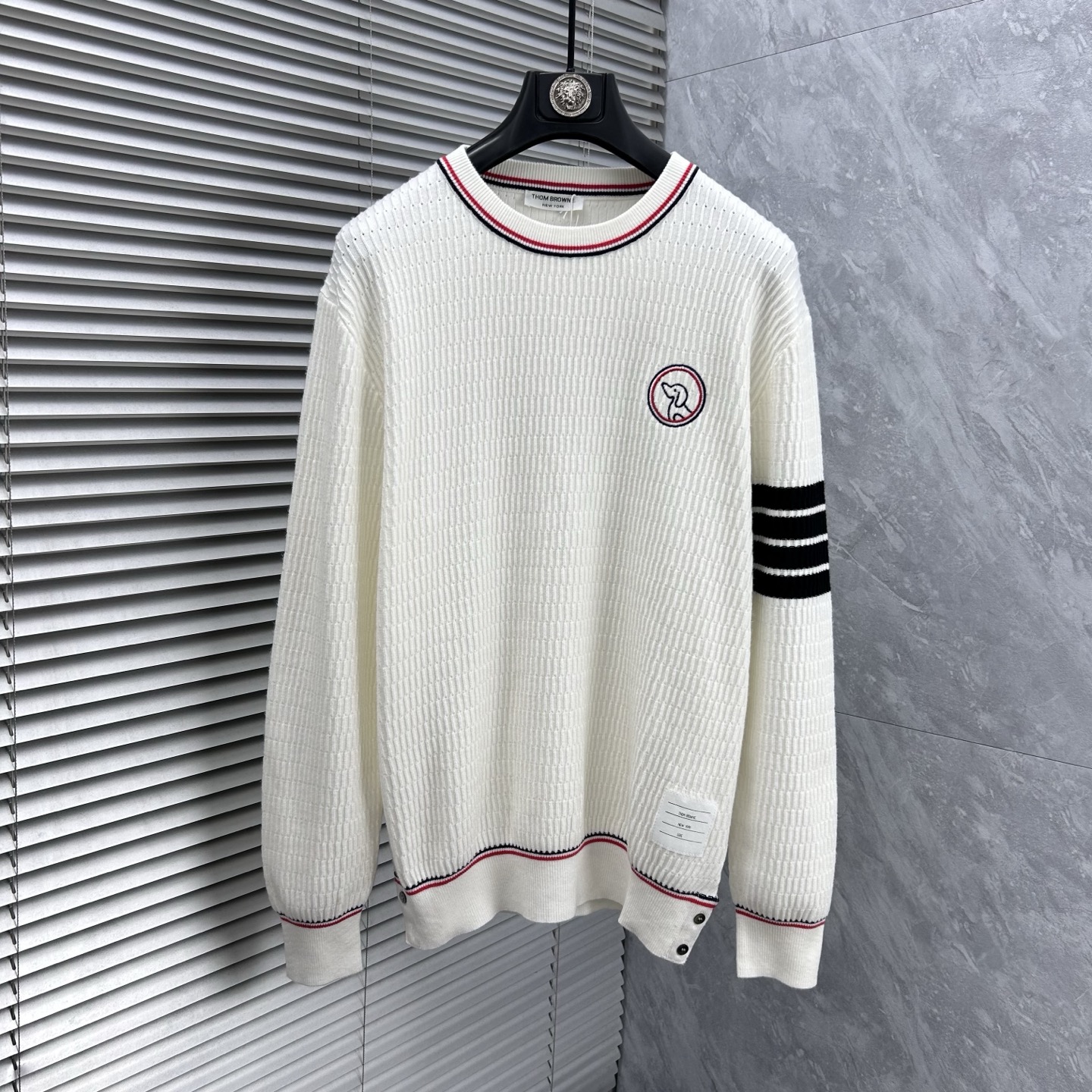 NO:595330,tb‘’2025 autumn and winter wool blended round neck knitted sweater, using imported custom yarn, the upper body is comfortable and warm, and is on sale at the counter at the same time. Complete with three standards. Size: M-3XL,,sweaters,alexander wang19860909tb‘’2025秋冬羊毛混纺圆领针织毛衣,采用进口定制纱线,上身舒适保暖,专柜同步在售.三标齐全. 码数: M-3XL,,sweaters,alexander wang,Men's clothing