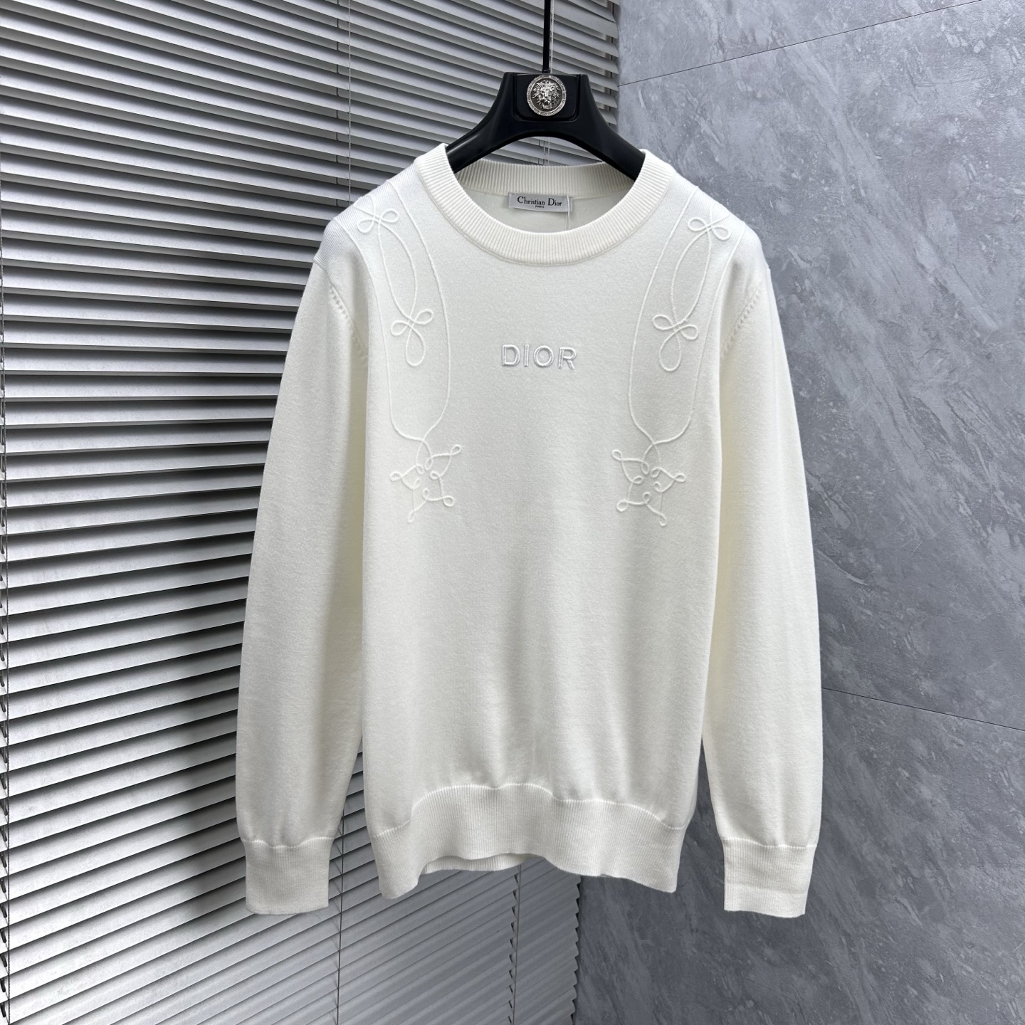 NO:595328,dr‘’2025 autumn and winter wool blended round neck knitted sweater, using imported custom yarn, the upper body is comfortable and warm, and is on sale at the counter at the same time. Complete with three standards. Size: M-3XL,,sweaters,alexander wang19860909dr‘’2025秋冬羊毛混纺圆领针织毛衣,采用进口定制纱线,上身舒适保暖,专柜同步在售.三标齐全. 码数: M-3XL,,sweaters,alexander wang,Men's clothing