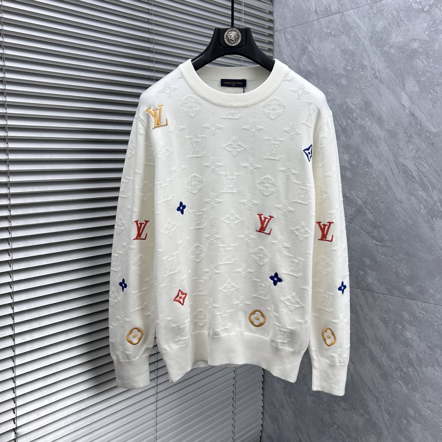 NO:595326,Lv‘’2025 autumn and winter wool blended round-neck knitted sweater, using imported custom yarn, the upper body is comfortable and warm, and is on sale at the counter simultaneously. Three labels are complete. Size: M-3XL, Louis Vuitton, Sweaters, Alexander Wang19860909Lv‘’2025秋冬羊毛混纺圆领针织毛衣,采用进口定制纱线,上身舒适保暖,专柜同步在售.三标齐全. 码数: M-3XL,,louis vuitton,sweaters,alexander wang,Men's clothing