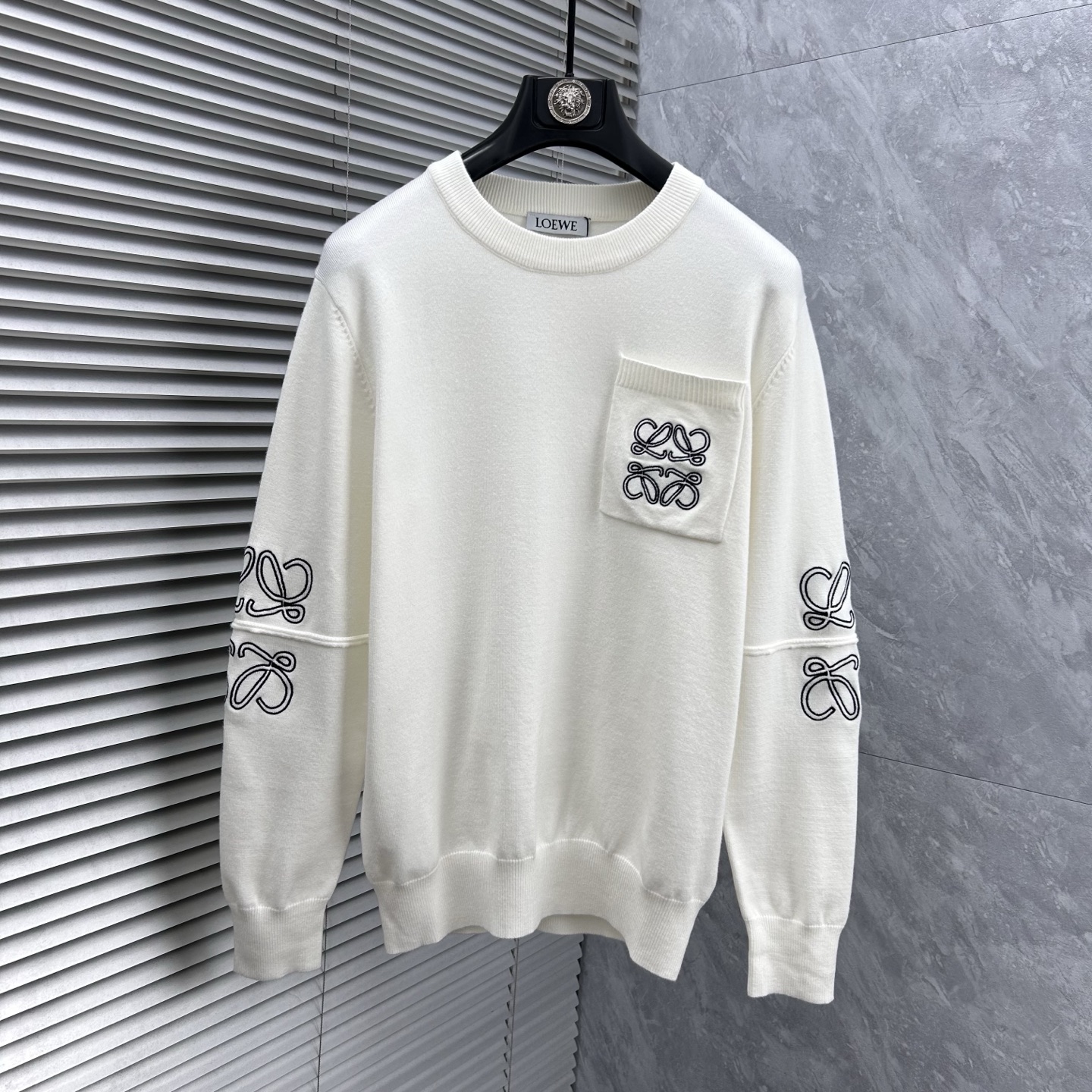 NO:595324,Loewe's 2025 autumn and winter wool blended round-neck knitted sweater, using imported custom yarn, the upper body is comfortable and warm, and is on sale at the counter at the same time. Complete with three standards. Size: M-3XL,,loewe,sweaters,alexander wang19860909罗意‘’2025秋冬羊毛混纺圆领针织毛衣,采用进口定制纱线,上身舒适保暖,专柜同步在售.三标齐全. 码数: M-3XL,,loewe,sweaters,alexander wang,Men's clothing