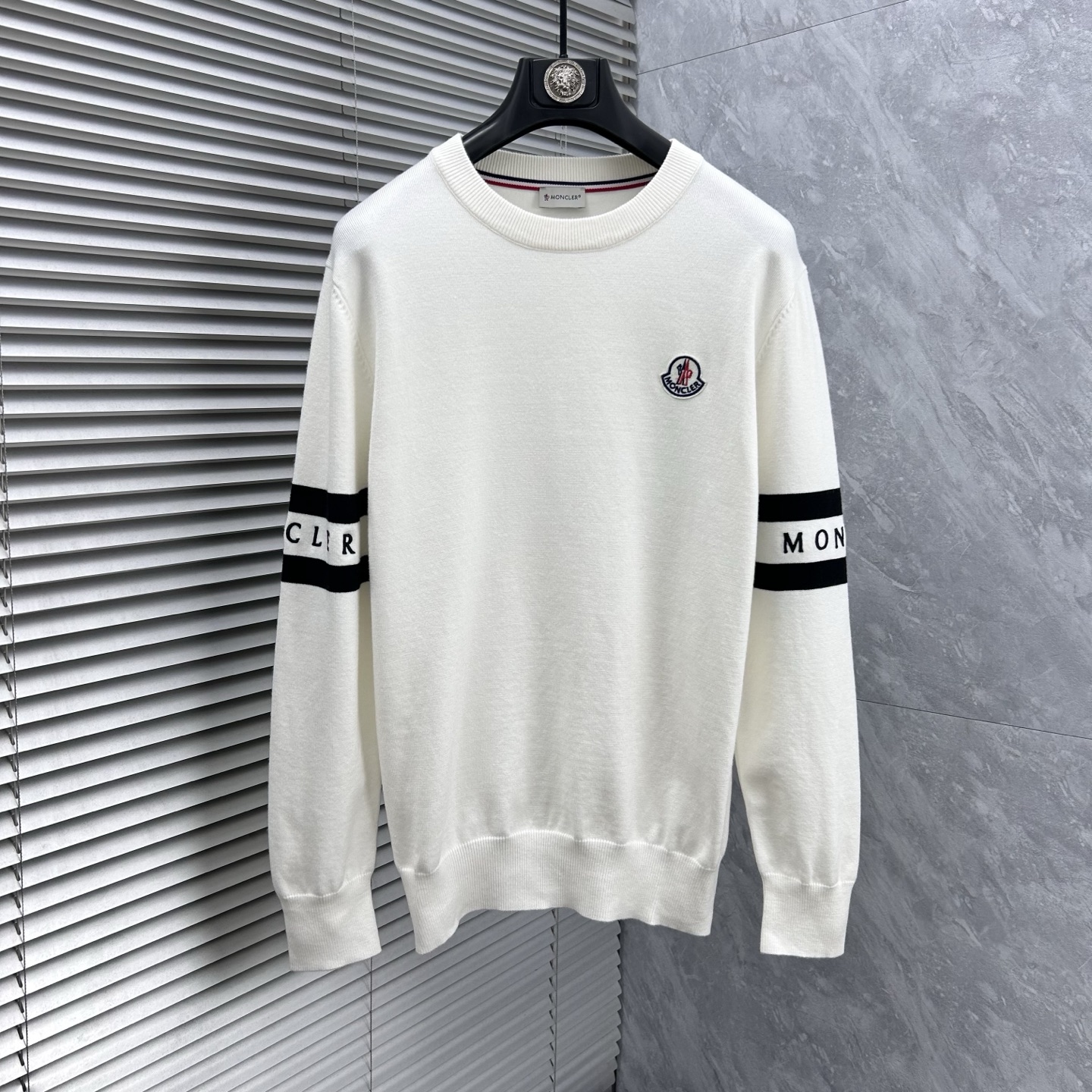 NO:595322,Meng's 2025 autumn and winter wool blended round-neck knitted sweater, using imported custom yarn, the upper body is comfortable and warm, and is on sale at the counter simultaneously. Three standards are complete. Size: M-3XL,,sweaters,alexander wang19860909蒙‘’2025秋冬羊毛混纺圆领针织毛衣,采用进口定制纱线,上身舒适保暖,专柜同步在售.三标齐全. 码数: M-3XL,,sweaters,alexander wang,Men's clothing