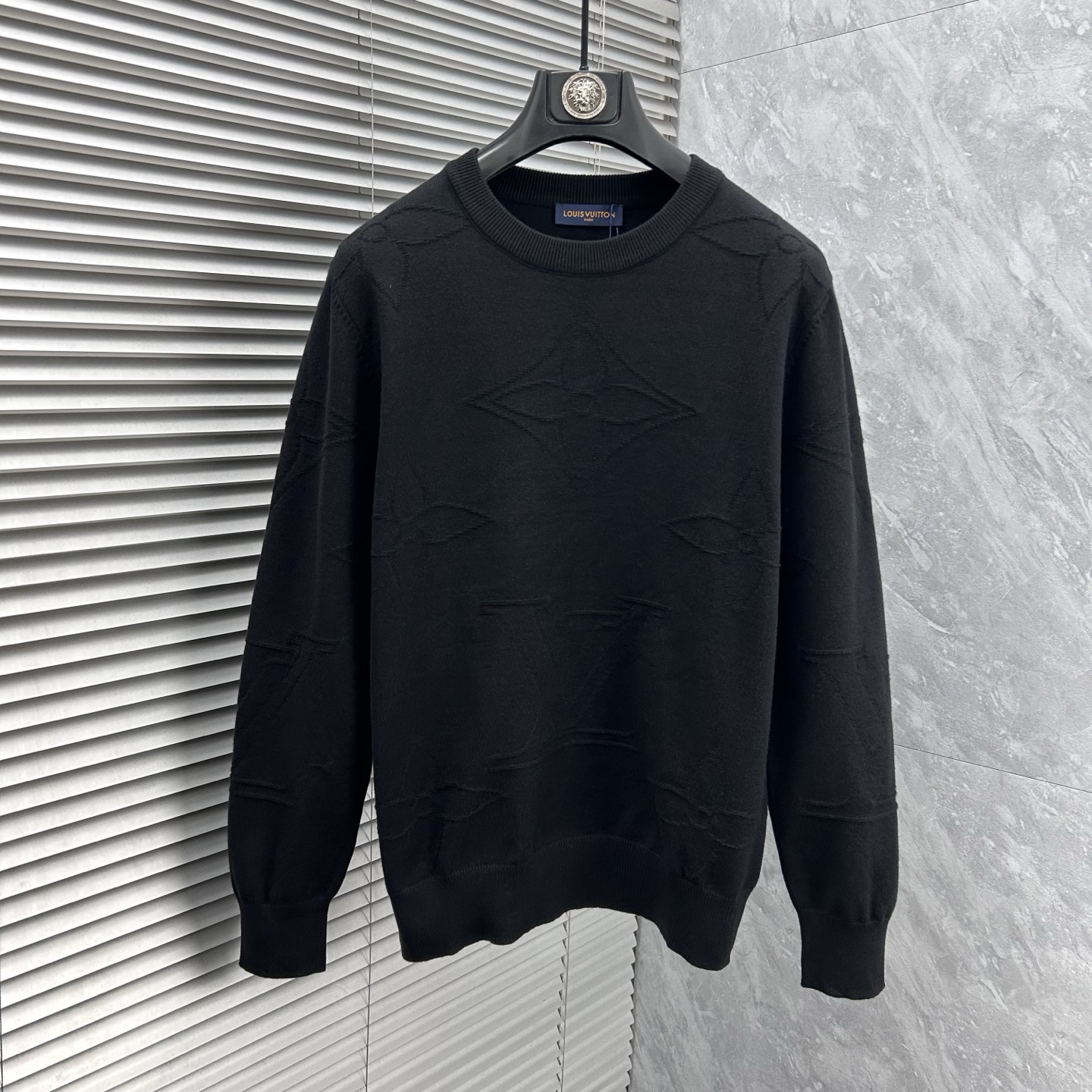 NO:595299,Lv‘’2025 autumn and winter wool blended round-neck knitted sweater, using imported custom yarn, the upper body is comfortable and warm, and is on sale at the counter simultaneously. Three labels are complete. Size: M-3XL, Louis Vuitton, Sweaters, Alexander Wang19860909Lv‘’2025秋冬羊毛混纺圆领针织毛衣,采用进口定制纱线,上身舒适保暖,专柜同步在售.三标齐全. 码数: M-3XL,,louis vuitton,sweaters,alexander wang,Men's clothing