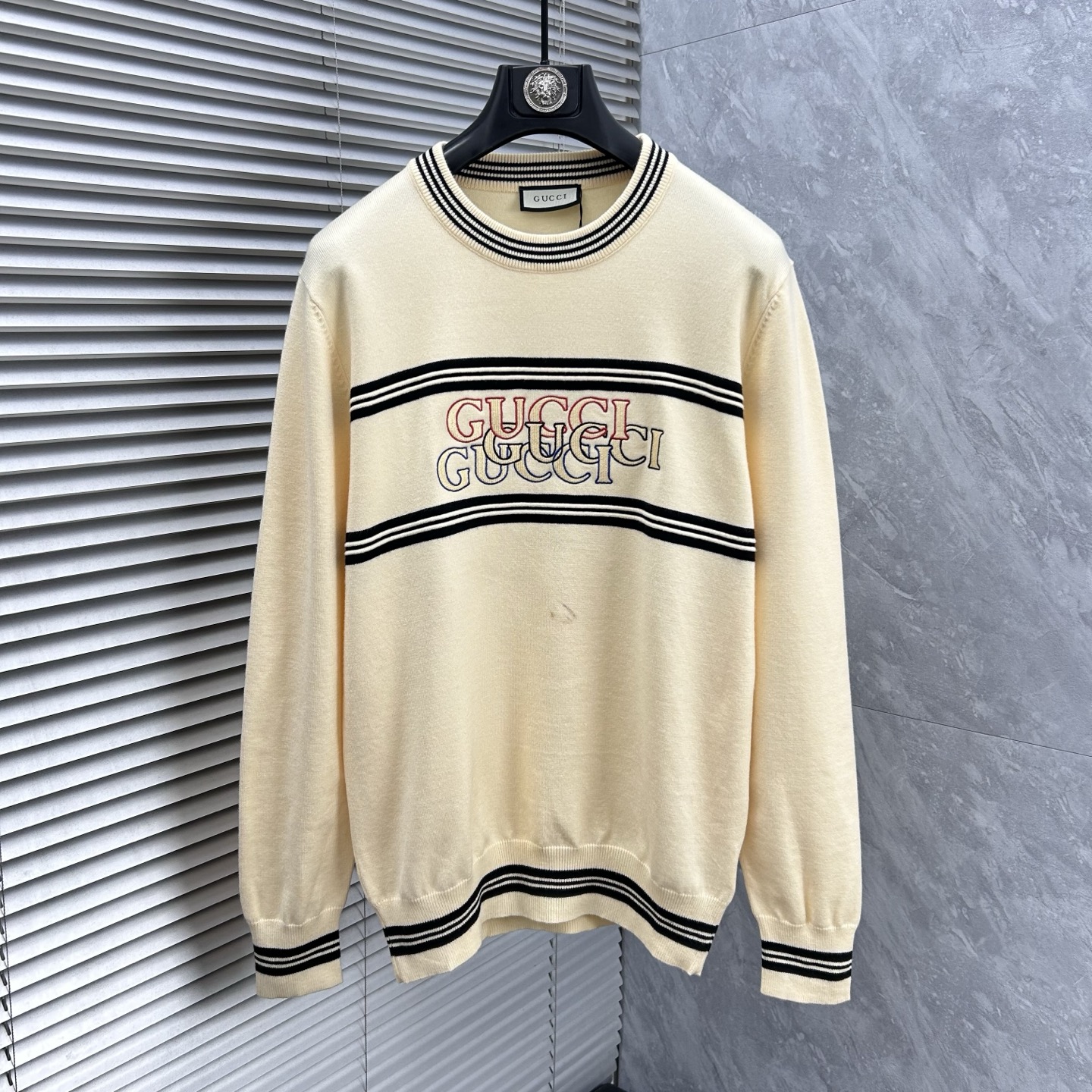 NO:595302,Ancient's 2025 autumn and winter wool blended round neck knitted sweater, using imported custom yarn, the upper body is comfortable and warm, and is on sale at the counter at the same time. Three standards are complete. Size: M-3XL,,sweaters,alexander wang19860909古‘’2025秋冬羊毛混纺圆领针织毛衣,采用进口定制纱线,上身舒适保暖,专柜同步在售.三标齐全. 码数: M-3XL,,sweaters,alexander wang,Men's clothing