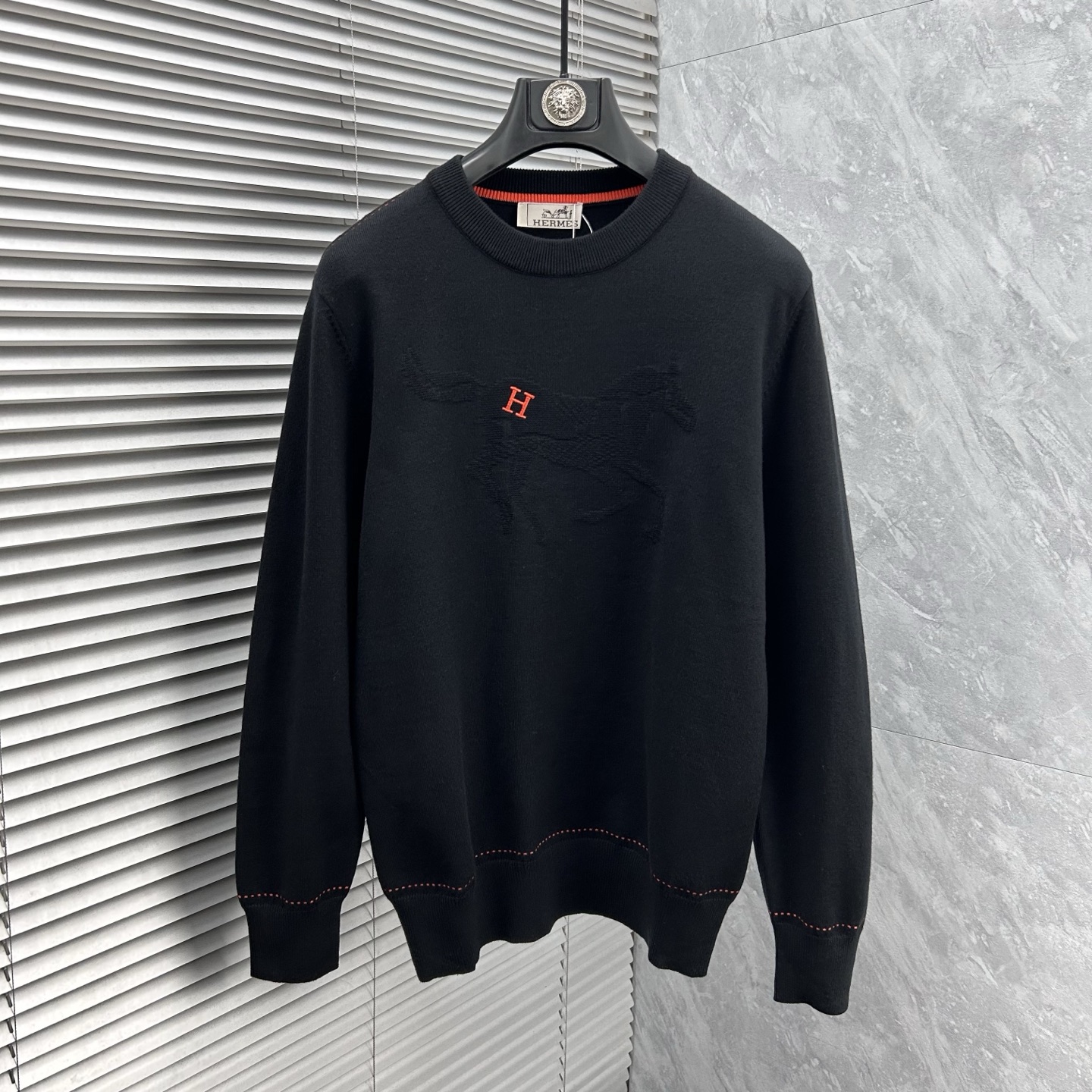 NO:595305,Hermes' 2025 autumn and winter wool blended round-neck knitted sweater, using imported custom yarn, the upper body is comfortable and warm, and is on sale at the counter at the same time. Complete with three standards. Size: M-3XL,,hermes,sweaters,alexander wang19860909爱马‘’2025秋冬羊毛混纺圆领针织毛衣,采用进口定制纱线,上身舒适保暖,专柜同步在售.三标齐全. 码数: M-3XL,,hermes,sweaters,alexander wang,Men's clothing